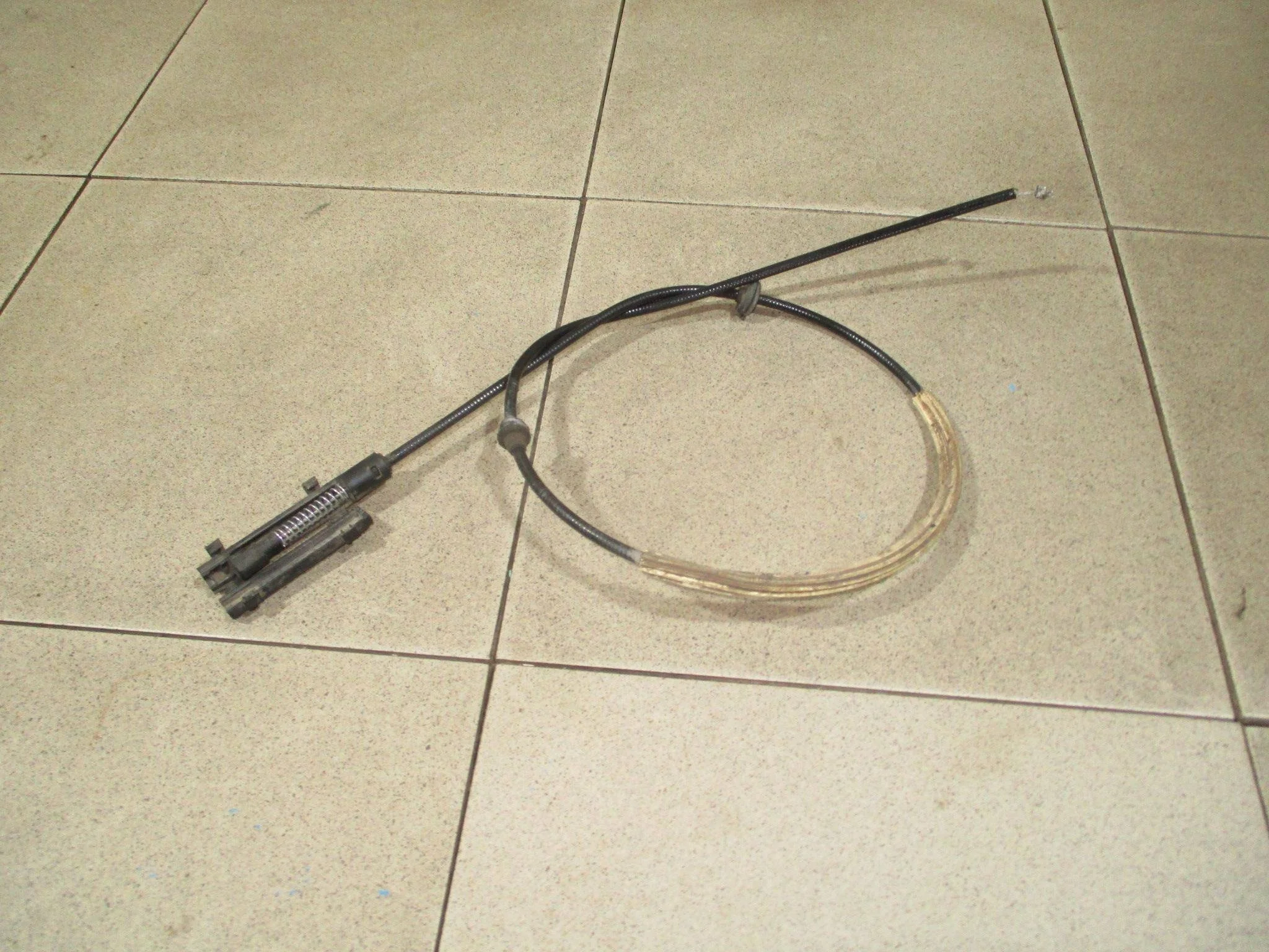 Трос открывания капота VW Touareg I (7L) 2002-2010