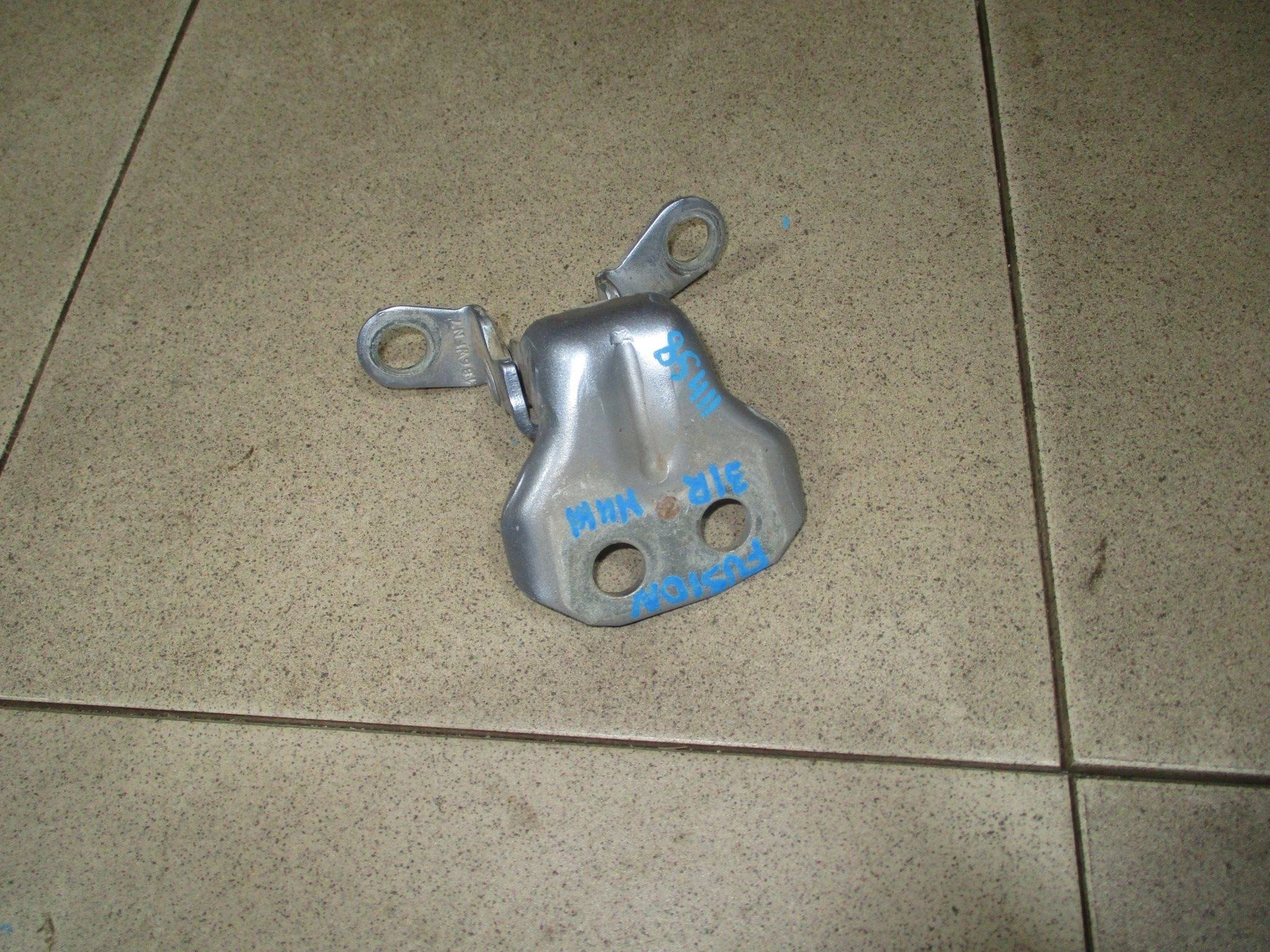 Петля двери задней правой нижняя Ford Fusion 2002-2012