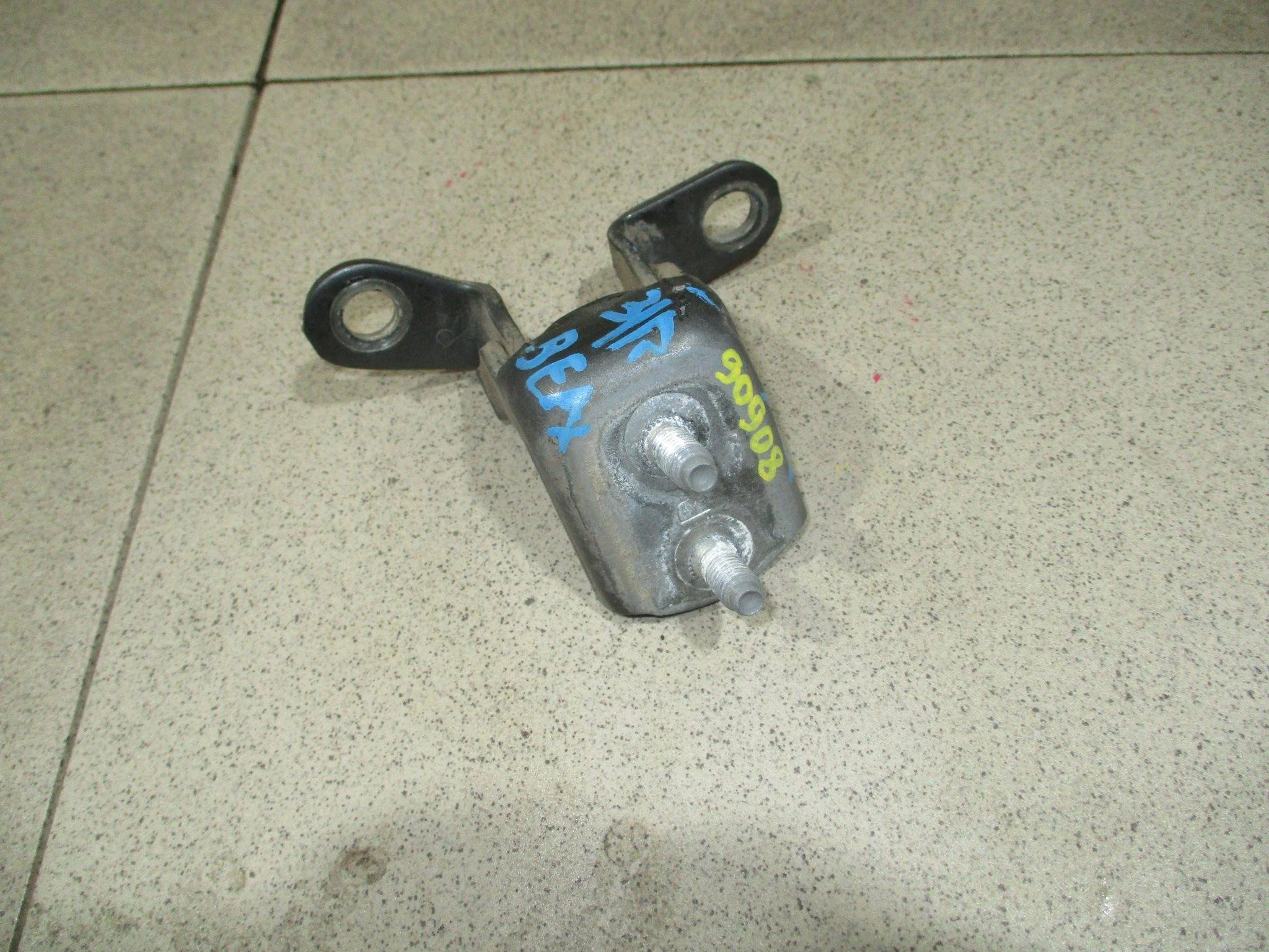 Петля двери задней правой верхняя Toyota RAV4 (XA20) 2000-2005