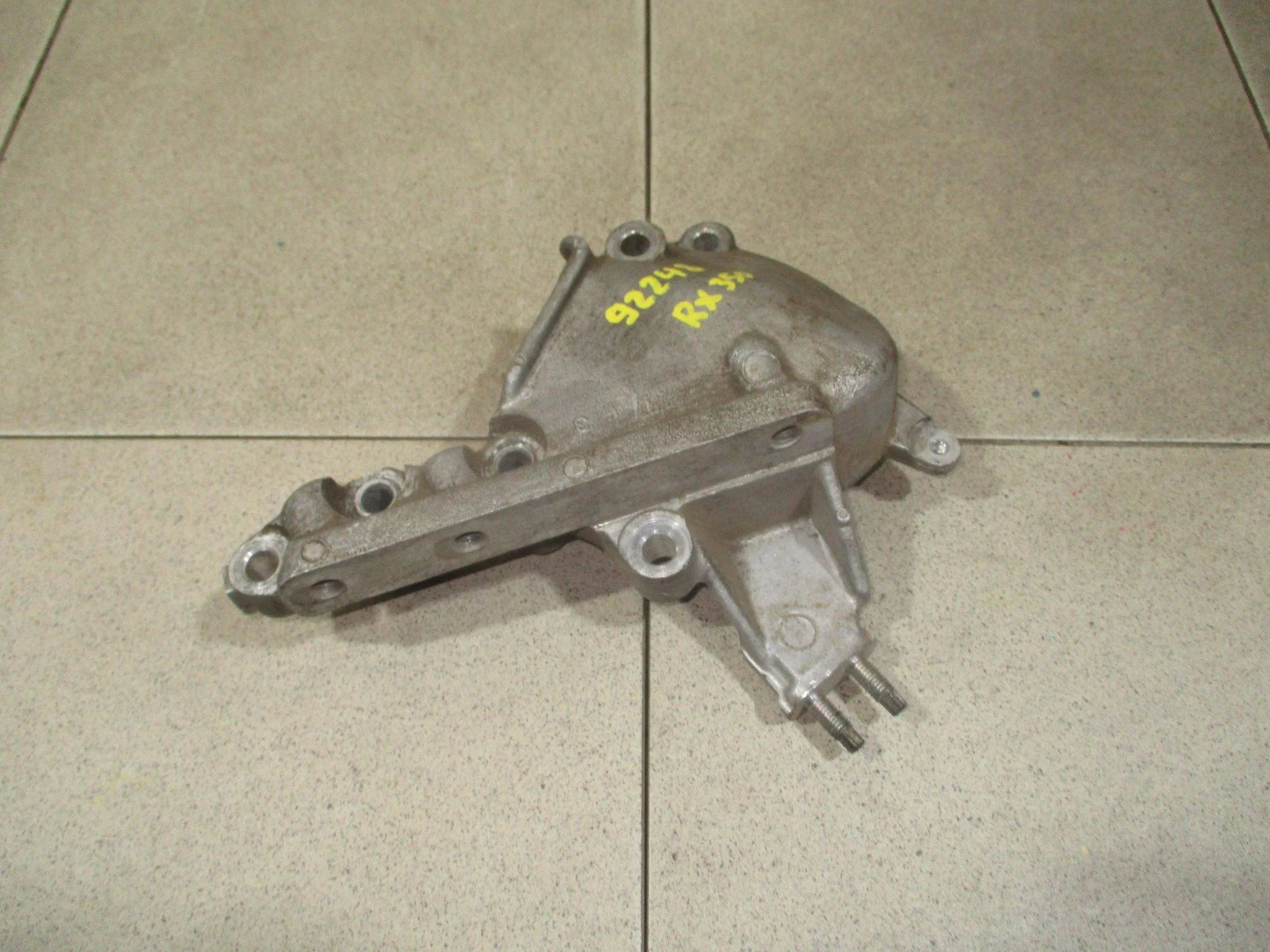 Кронштейн двигателя левый Lexus RX 300/330/350/400h (XU30) 2003-2008