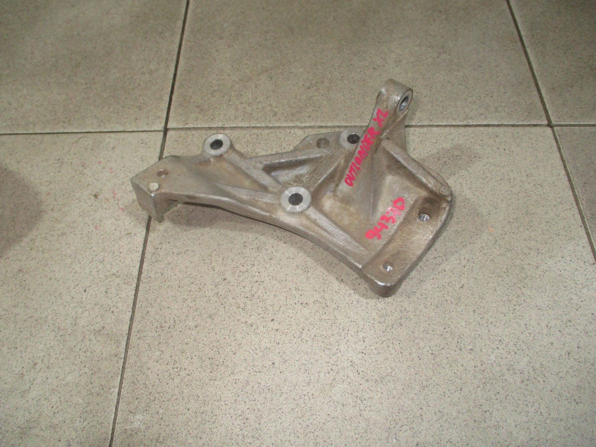 Кронштейн генератора Mitsubishi Outlander XL (CW) 2006-2012