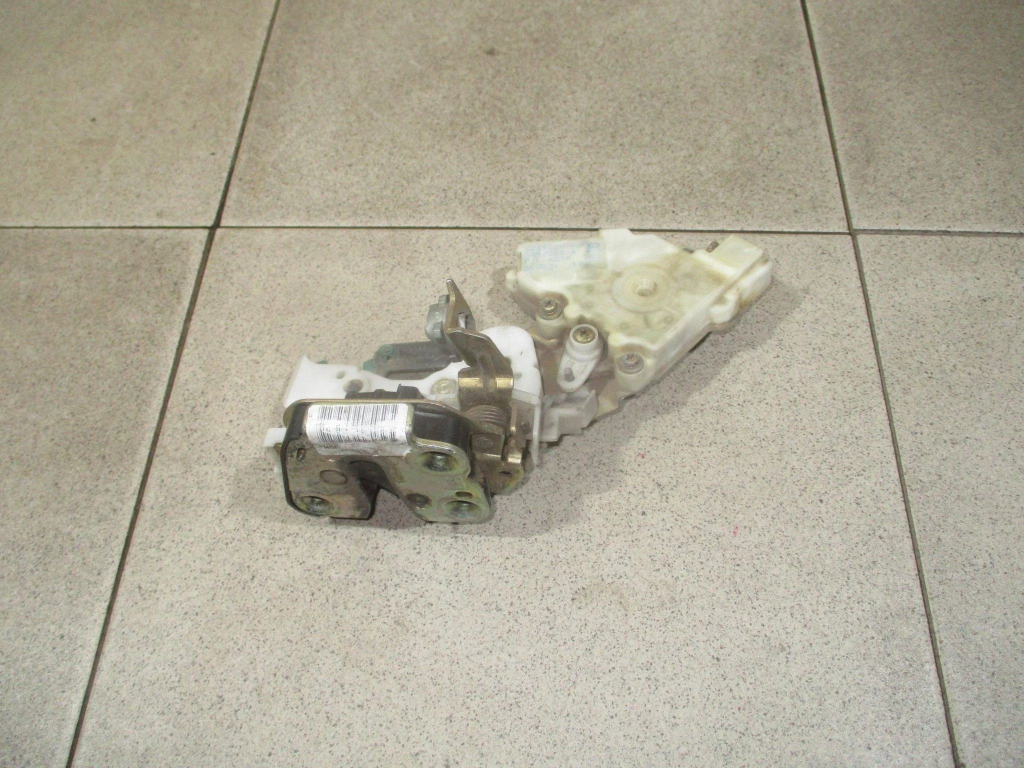 Замок двери задней правой Nissan Almera (N16) 2000-2006