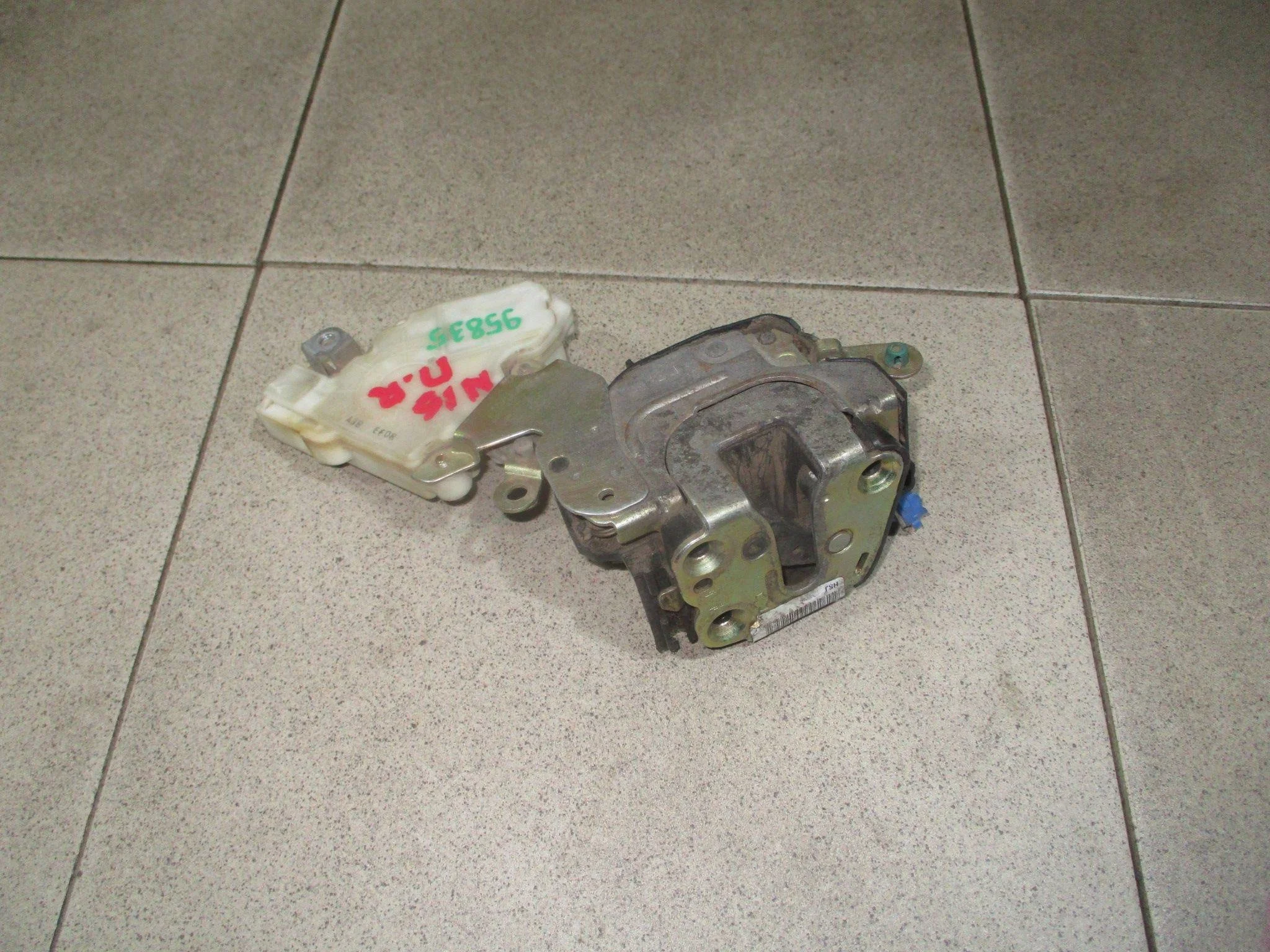Замок двери передней правой Nissan Almera (N16) 2000-2006