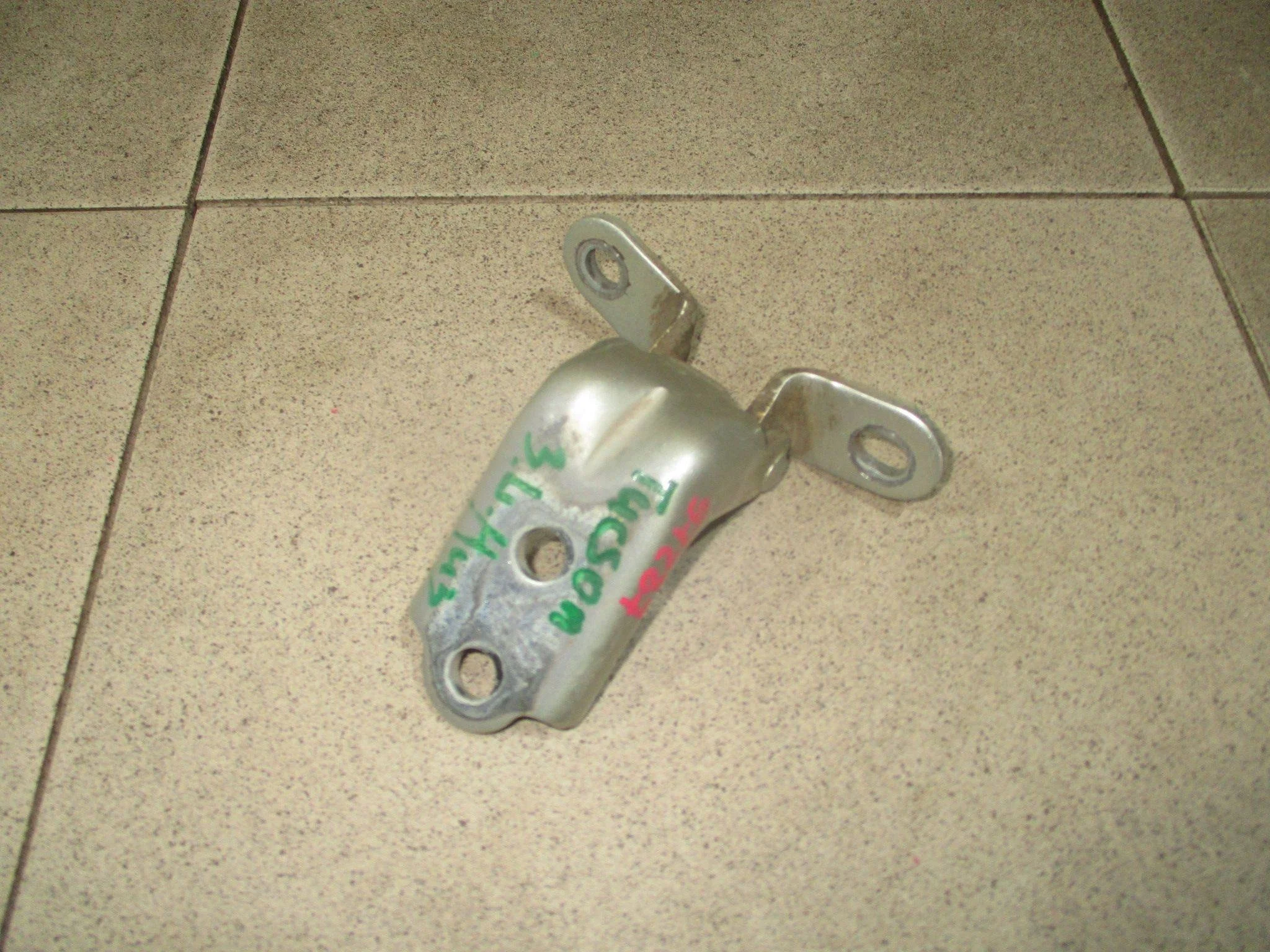 Петля двери задней левой нижняя Hyundai Tucson (JM) 2004-2009