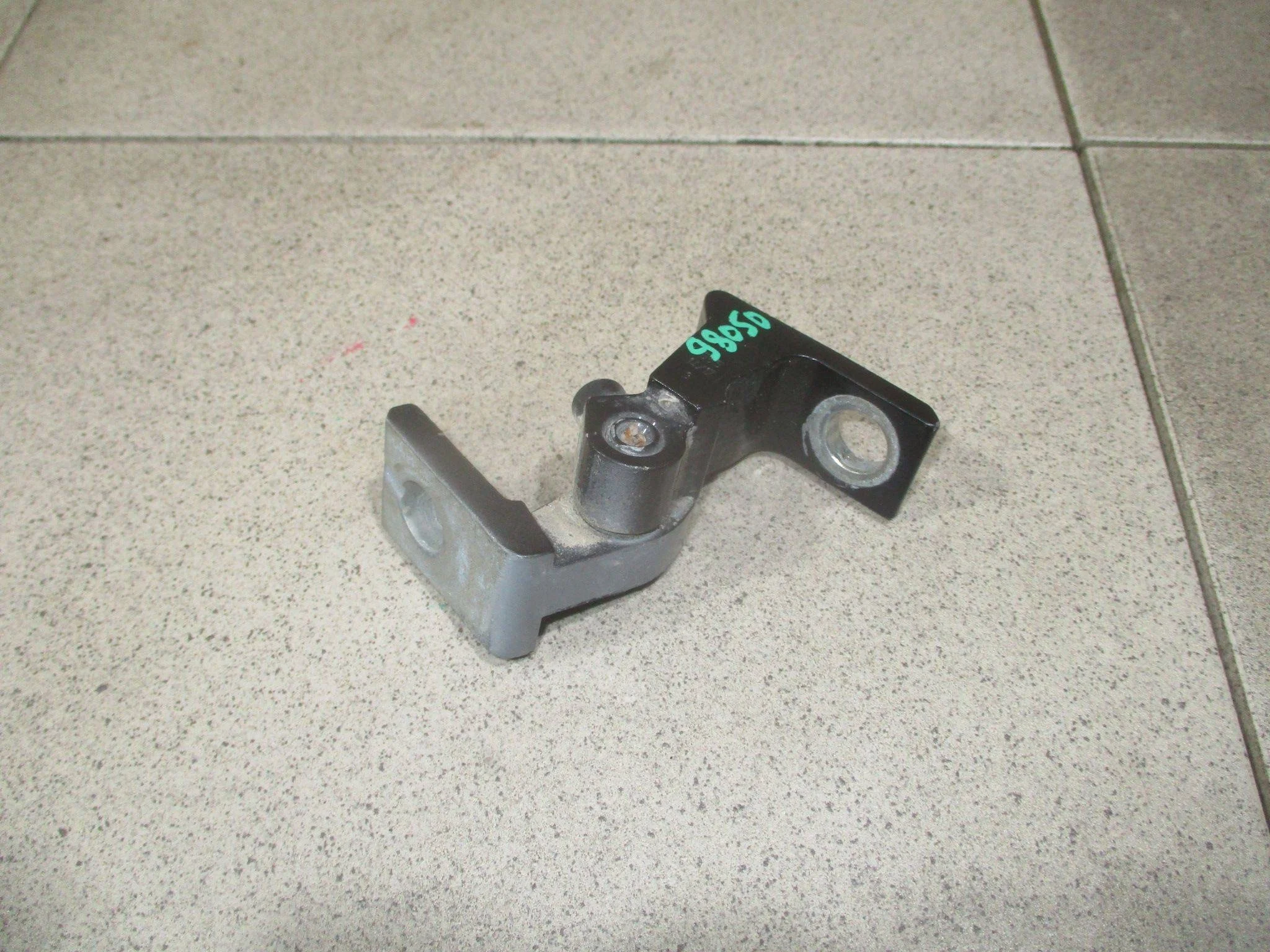 Петля двери VW Polo Sedan 2010-2020