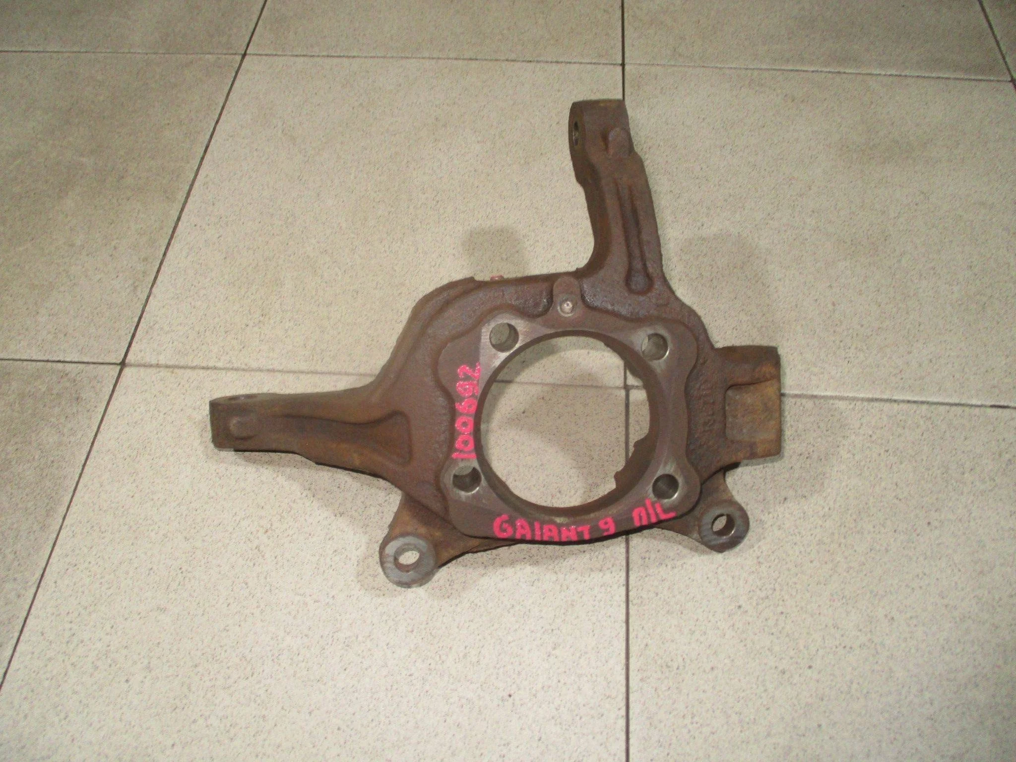 кулак поворотный Mitsubishi Galant IX 2003-2012