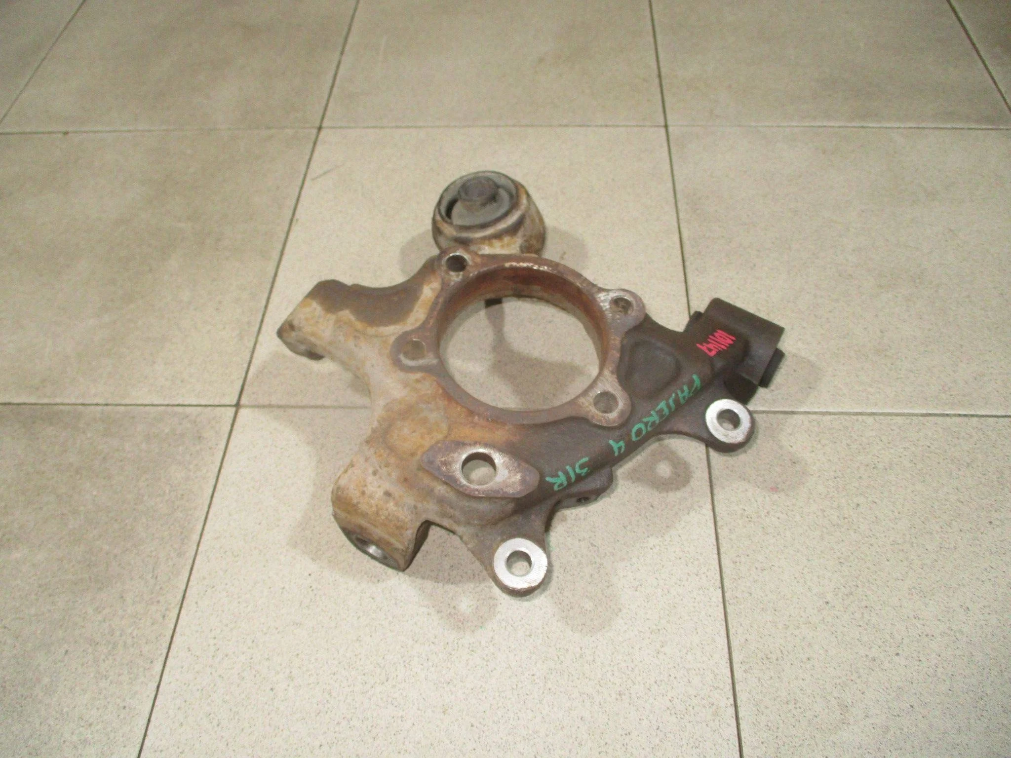 кулак поворотный Mitsubishi Pajero IV 2006-2021