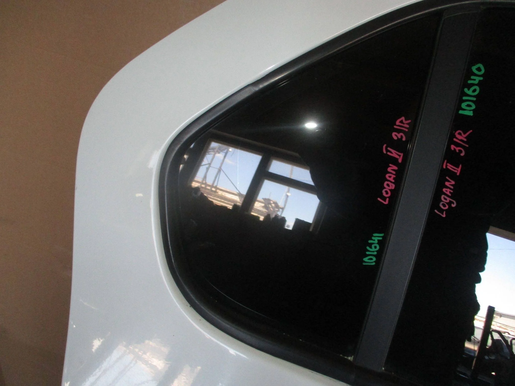 Стекло двери задней правой (форточка) Renault Logan II 2014>