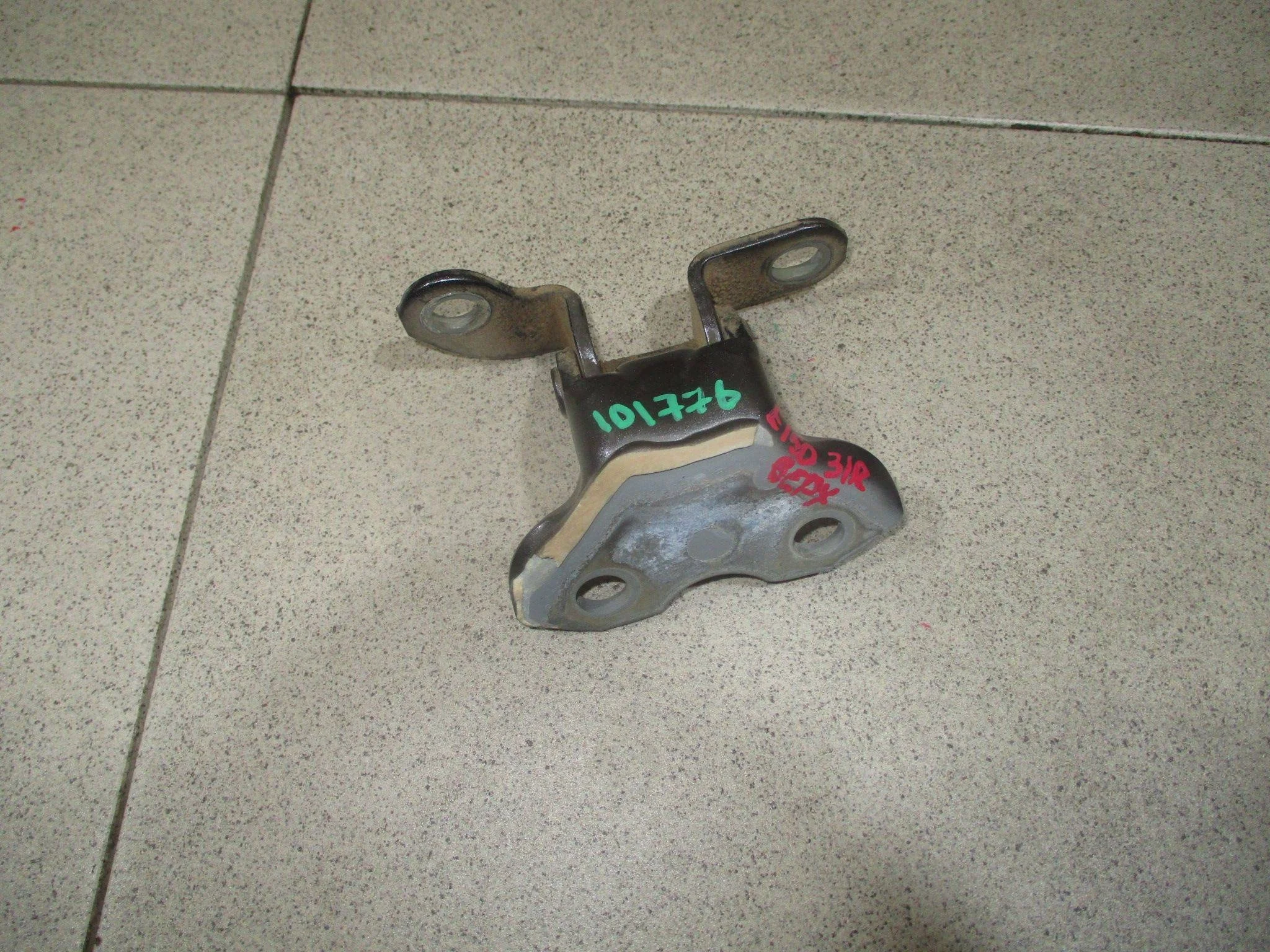 петля двери Toyota Corolla (E150) 2006-2013