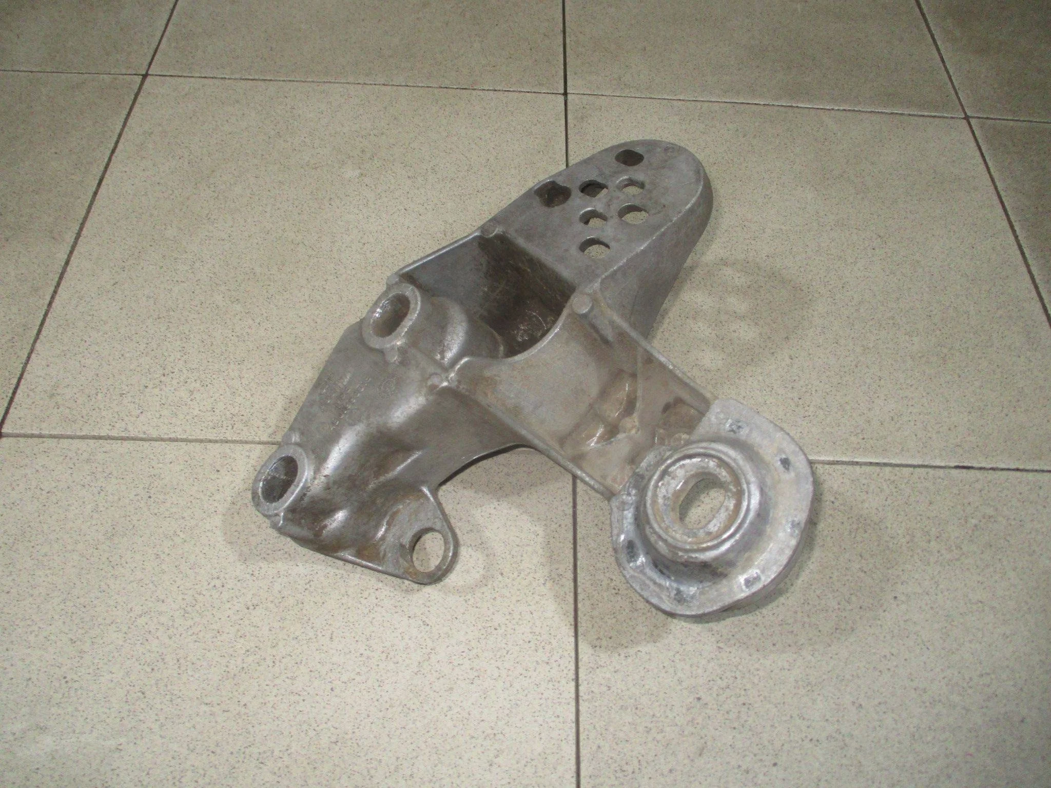 Кронштейн опоры двигателя VW Passat (B5) 1996-2005