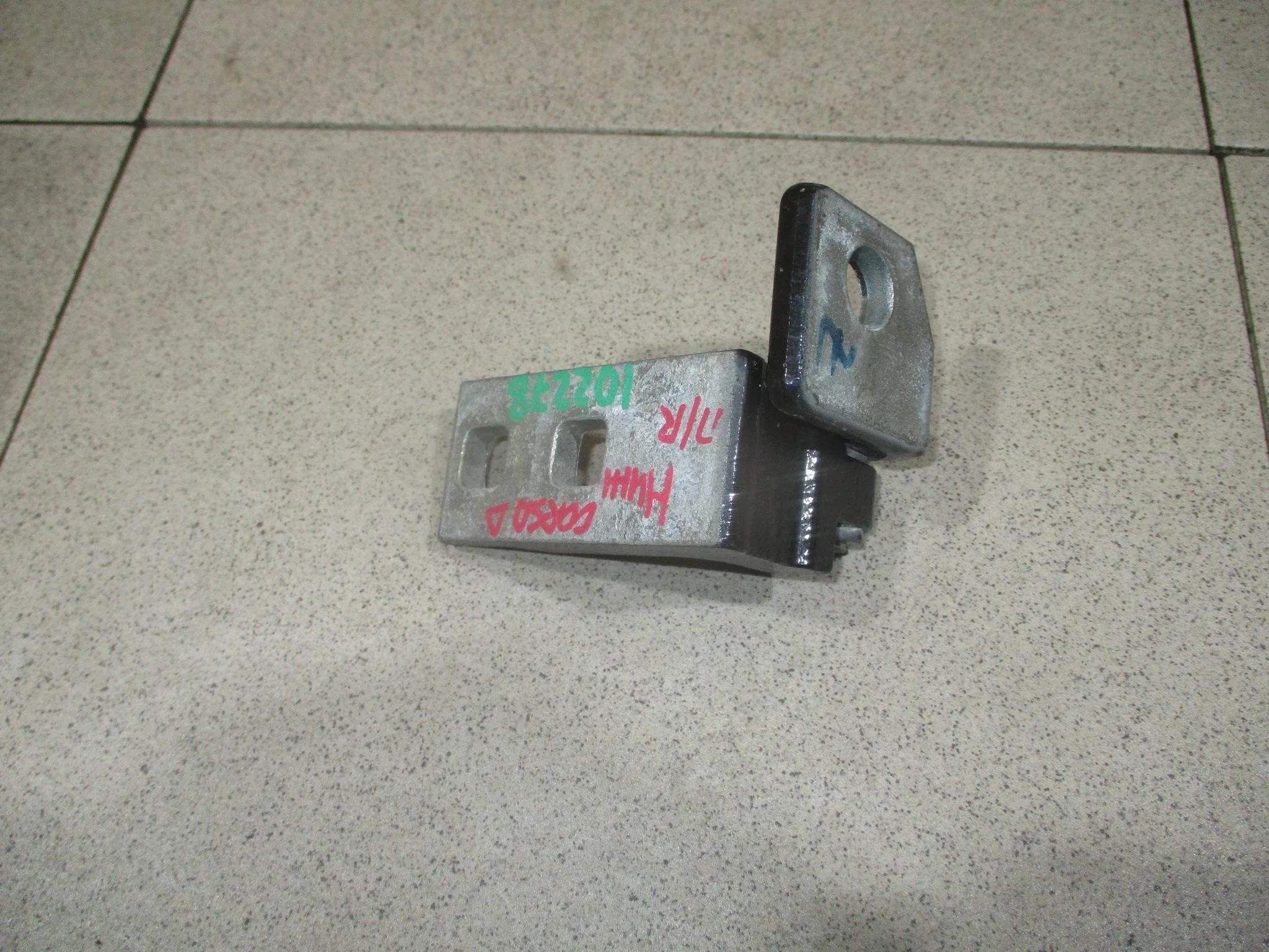 Петля двери передней правой нижняя Opel Corsa D 2006-2014