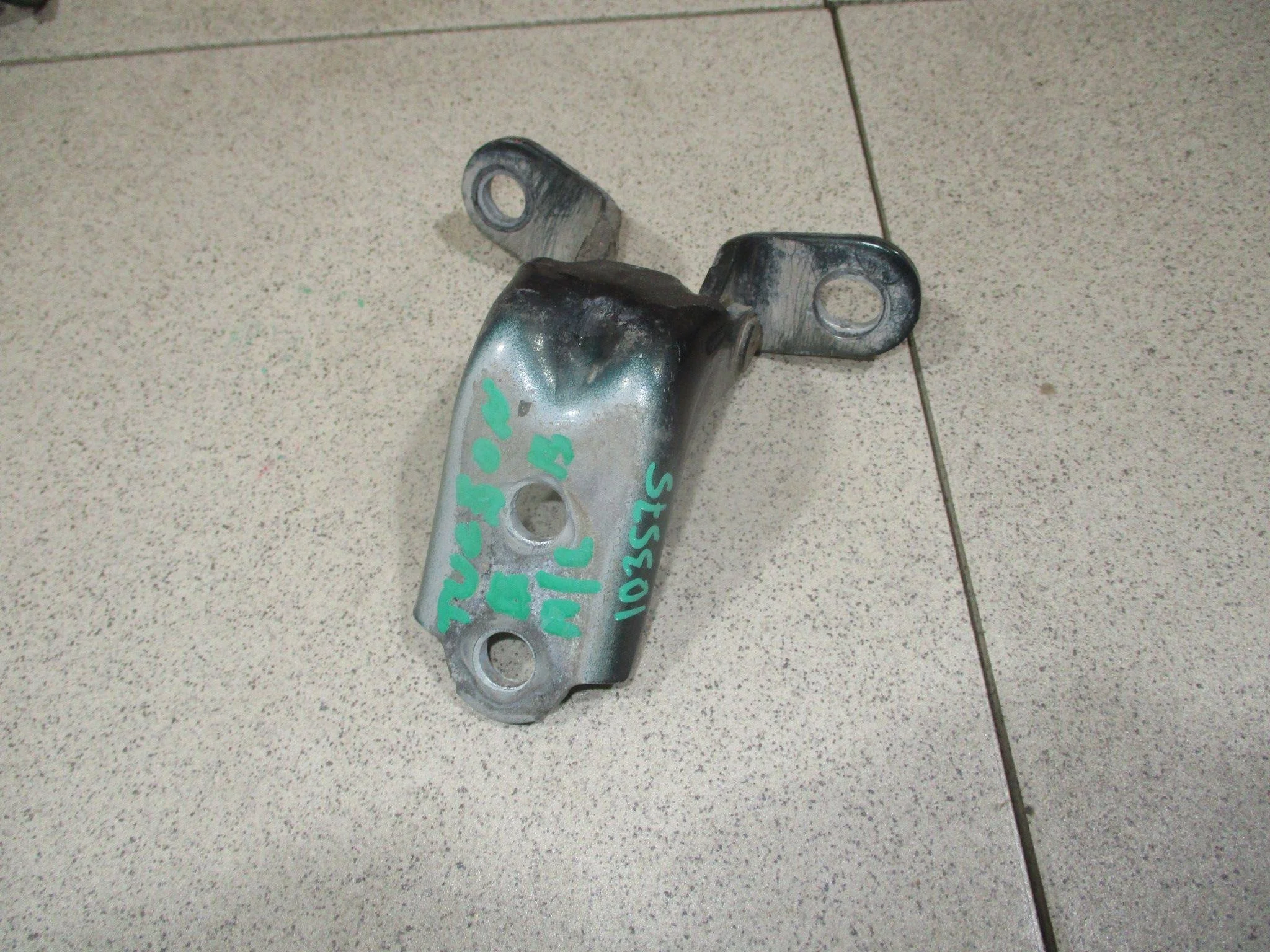 Петля двери передней левой верхняя Hyundai Tucson (JM) 2004-2009