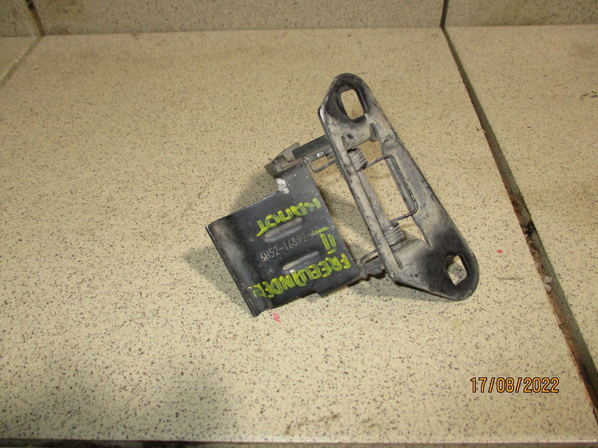 Крючок капота Land Rover Freelander II 2006-2014
