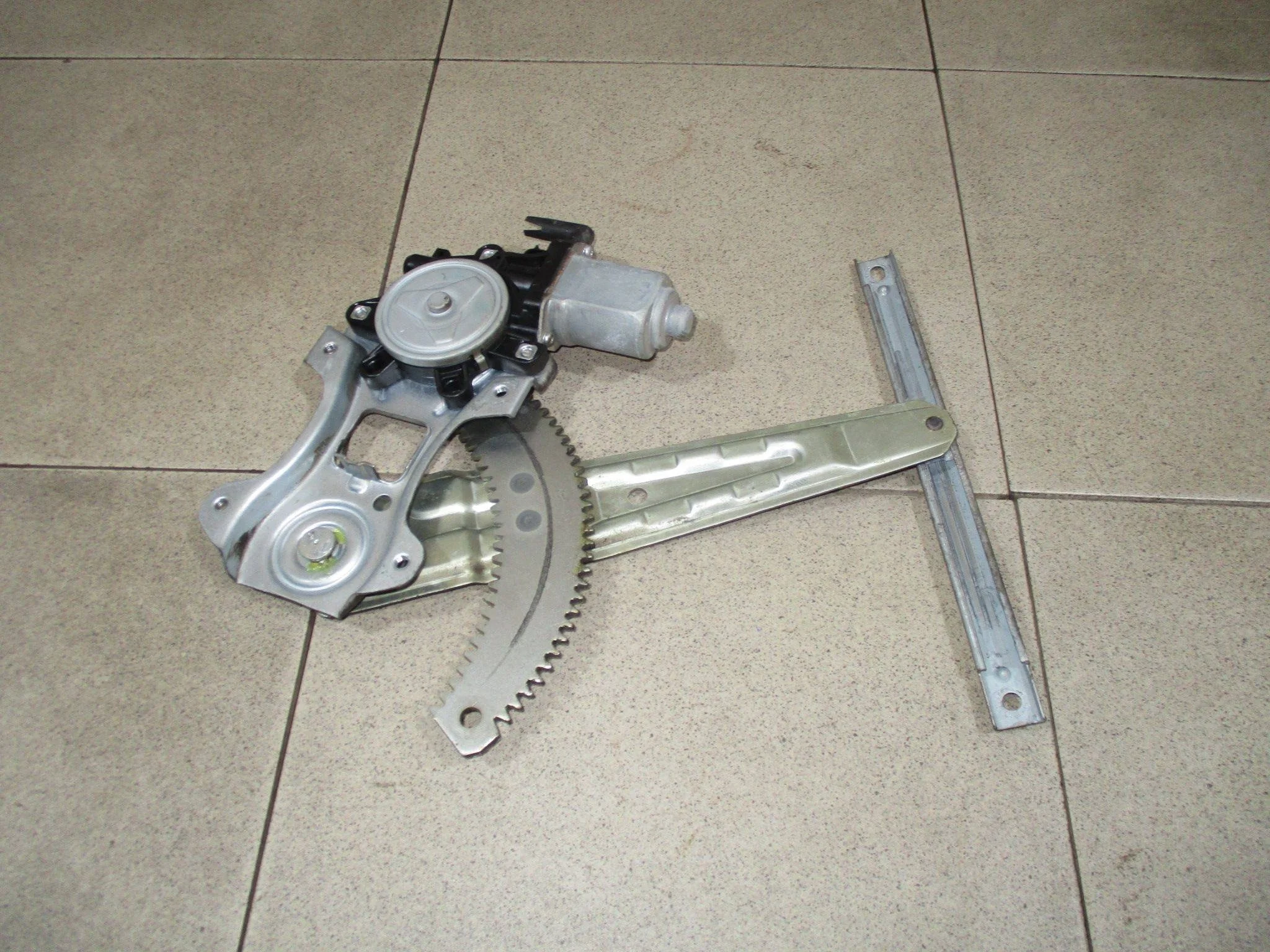 Стеклоподъемник электр. задний левый Nissan Tiida (C11) 2004-2014
