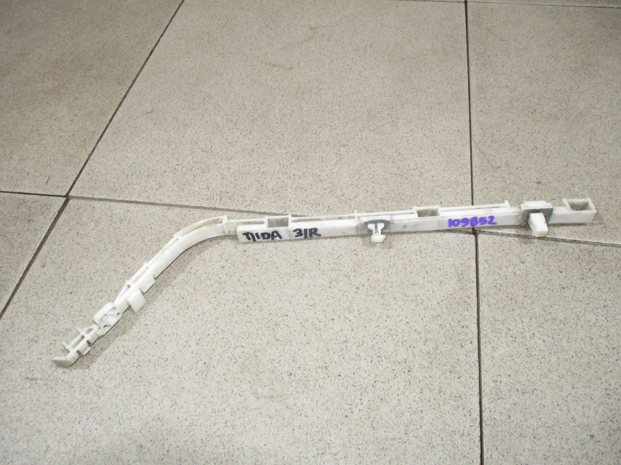 Кронштейн заднего бампера правый Nissan Tiida (C11) 2004-2014