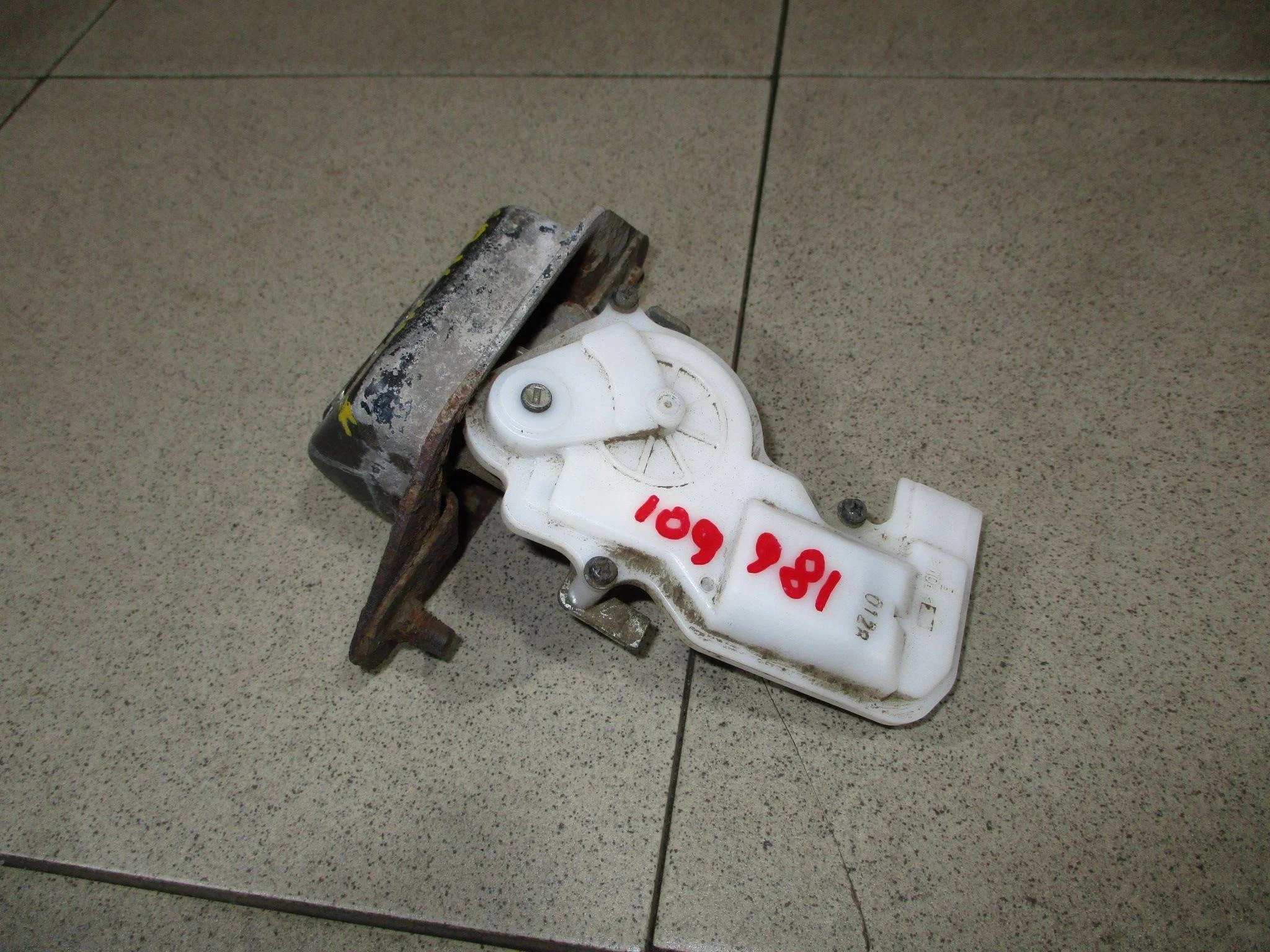 замок багажника Honda CR-V III 2007-2012