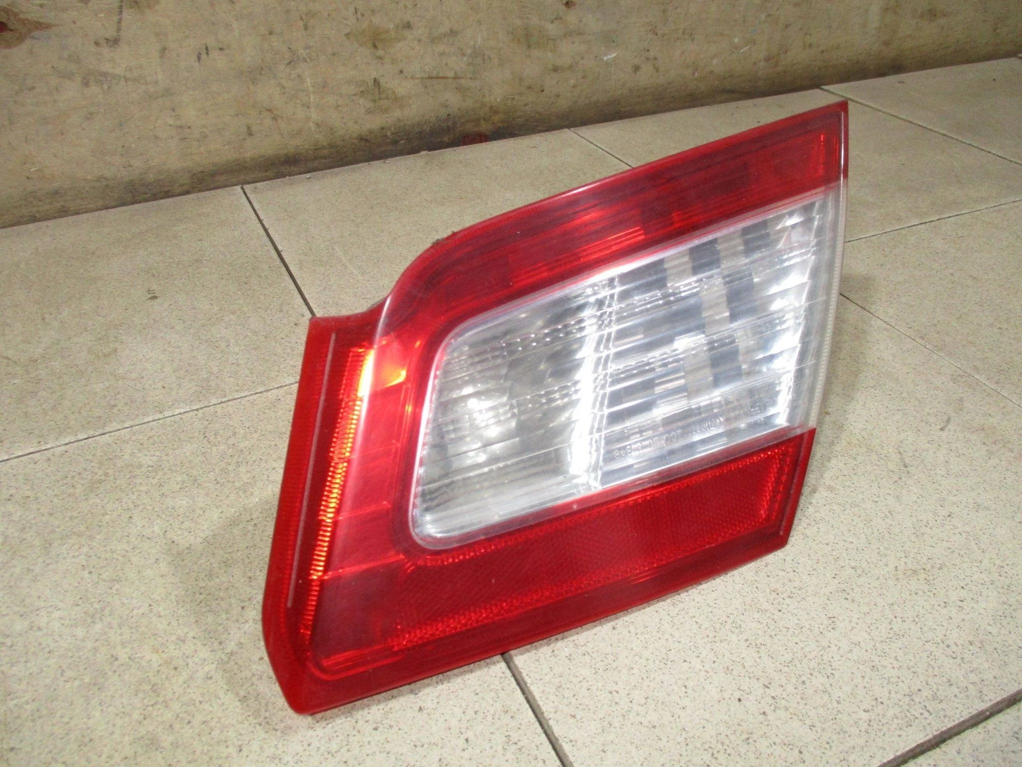 фонарь внутренний Mitsubishi Galant IX 2003-2012