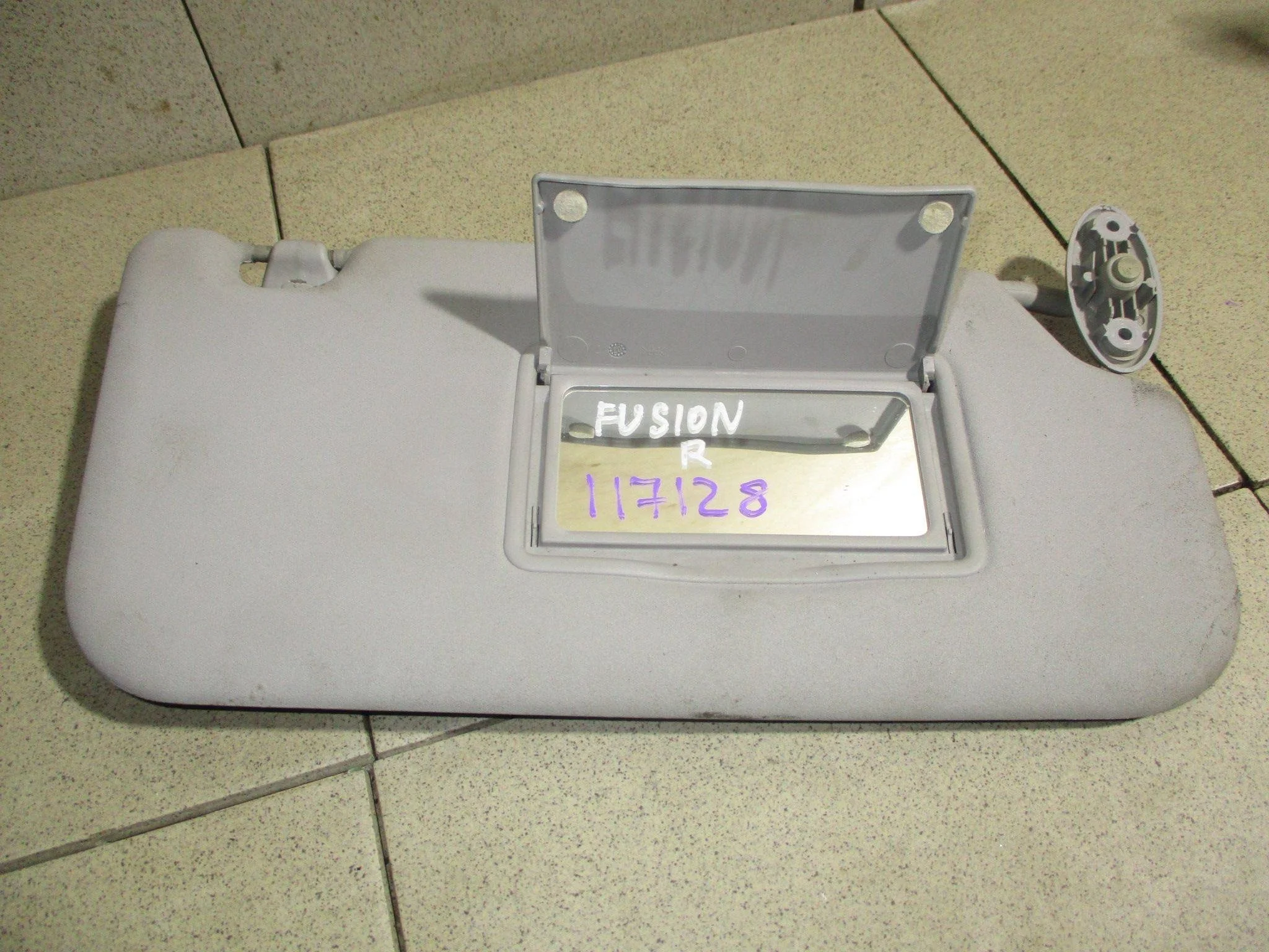 Козырек солнцезащитный правый Ford Fusion 2002-2012
