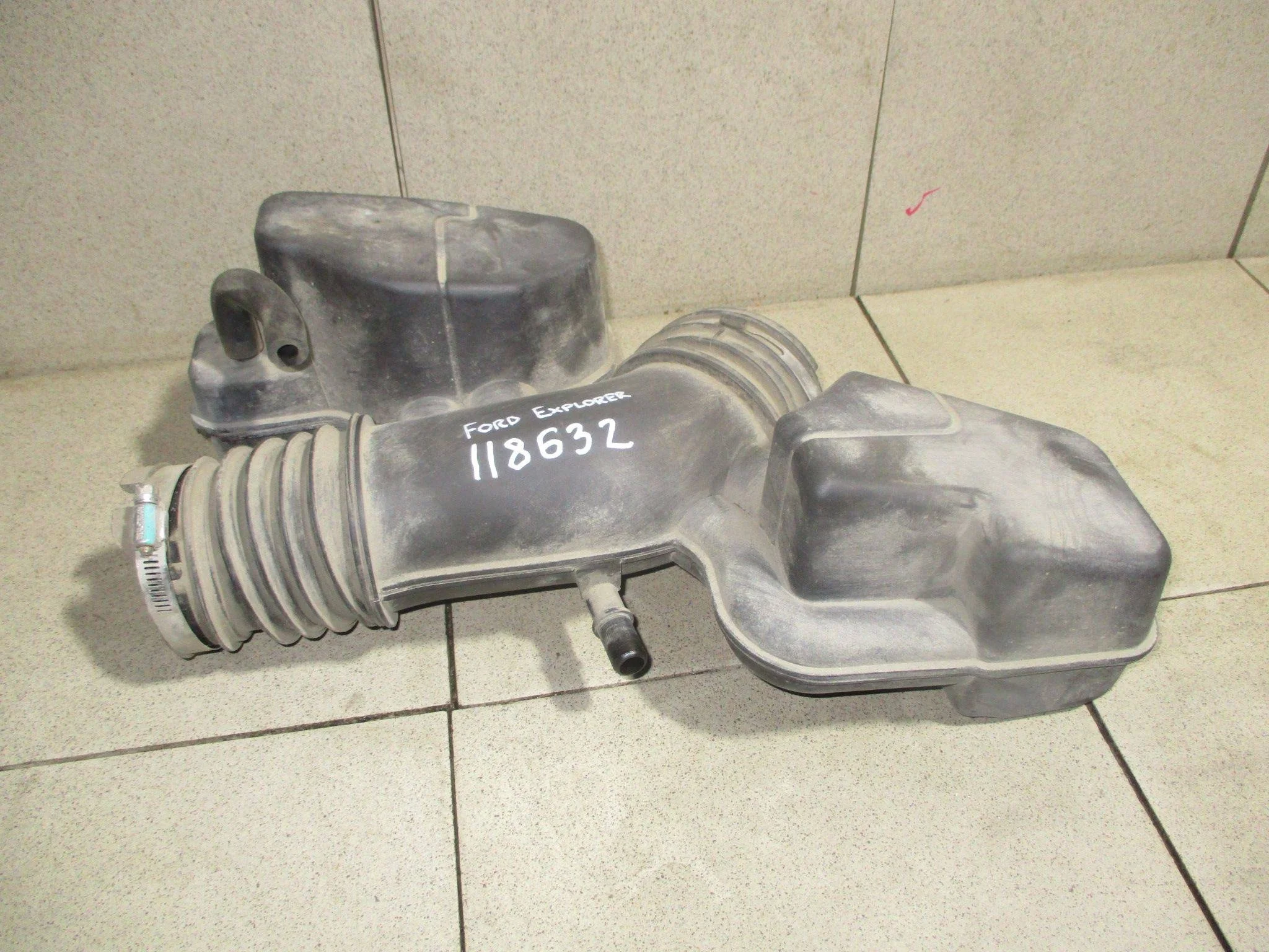 резонатор воздушного фильтра Ford Explorer V (U502) 2011-2019
