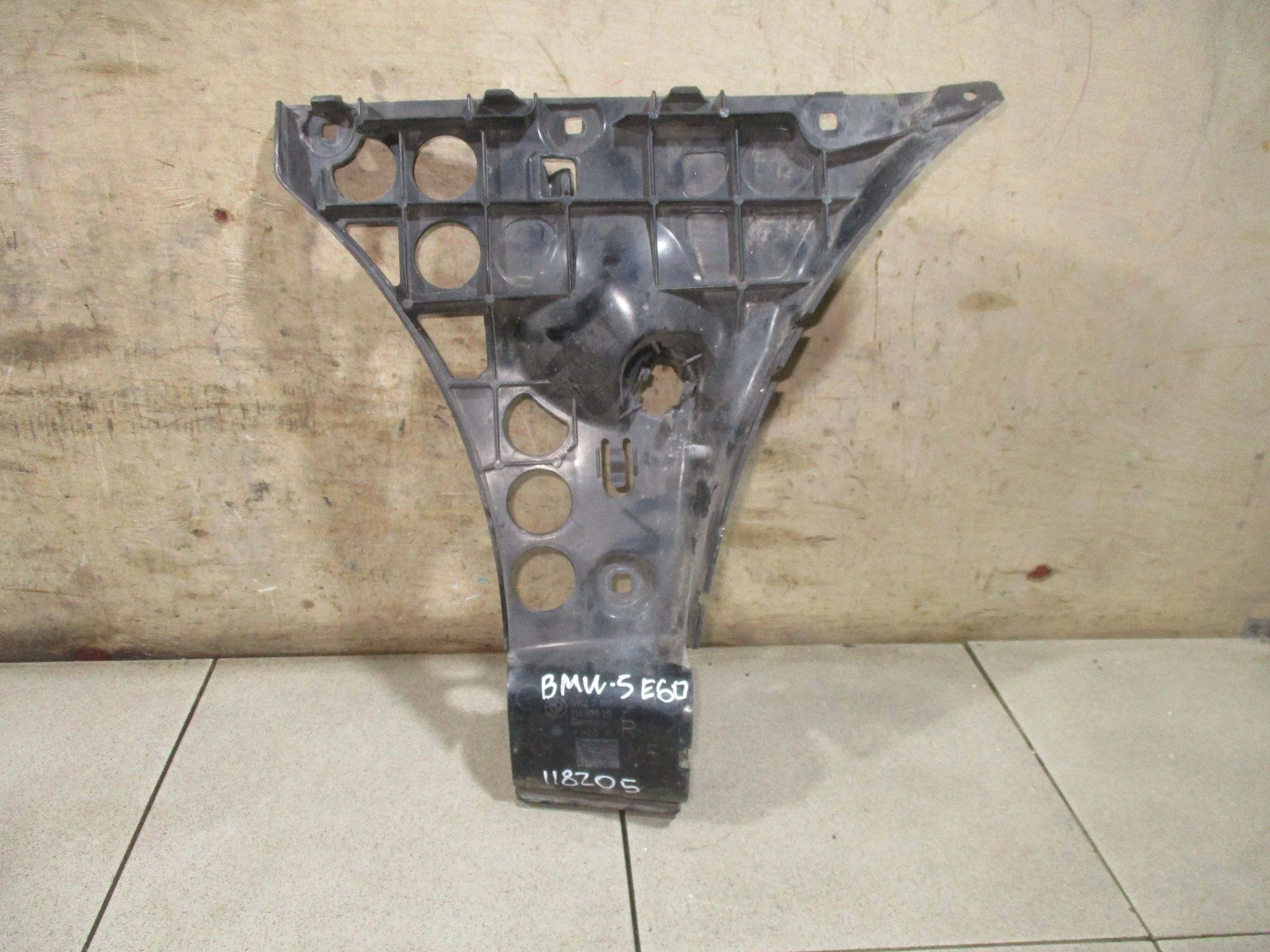 Кронштейн заднего бампера правый BMW 5-Series (E60/E61) 2004-2010