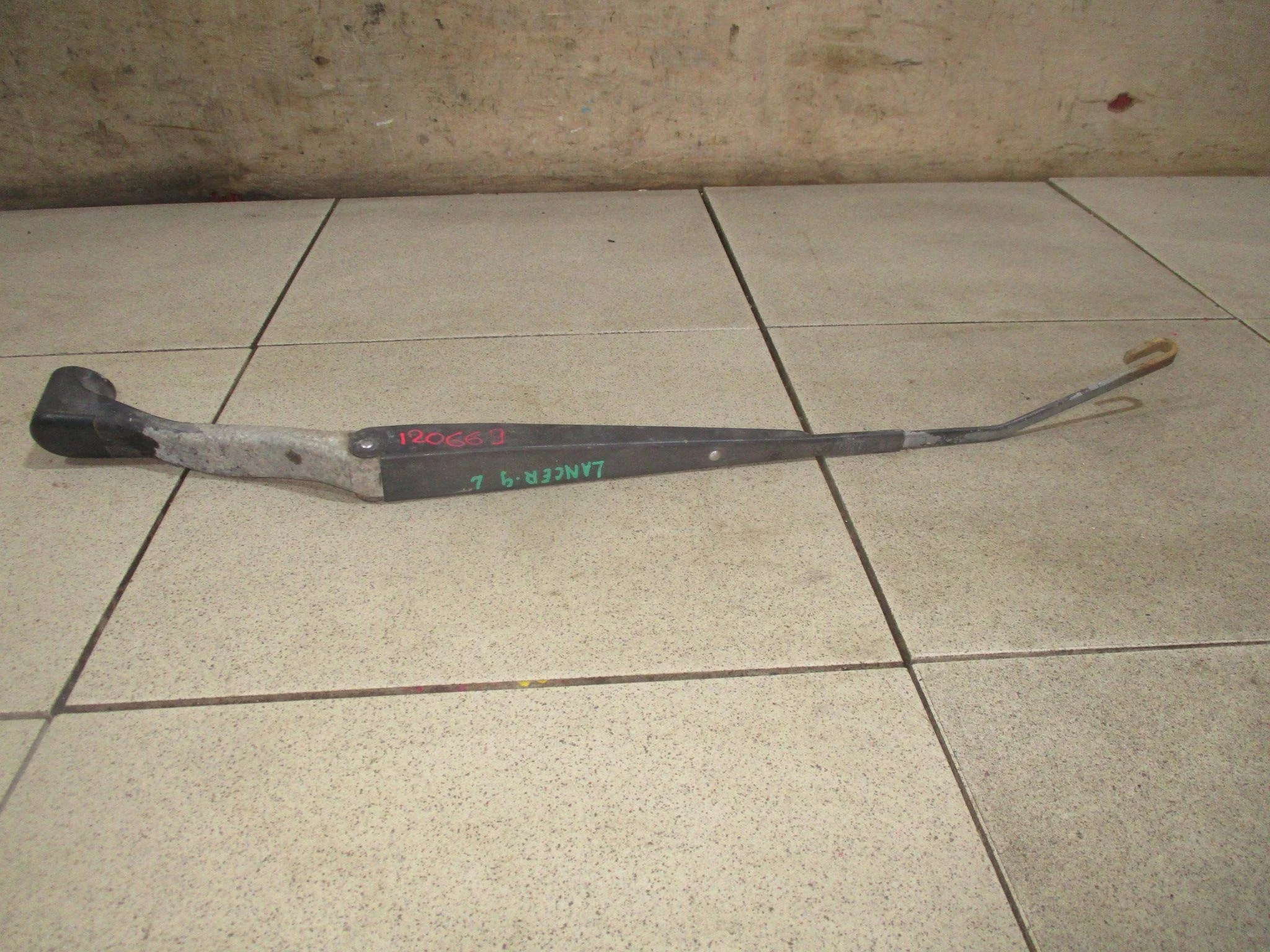 Поводок стеклоочистителя передний левый Mitsubishi Lancer 9 (CS) 2003-2006