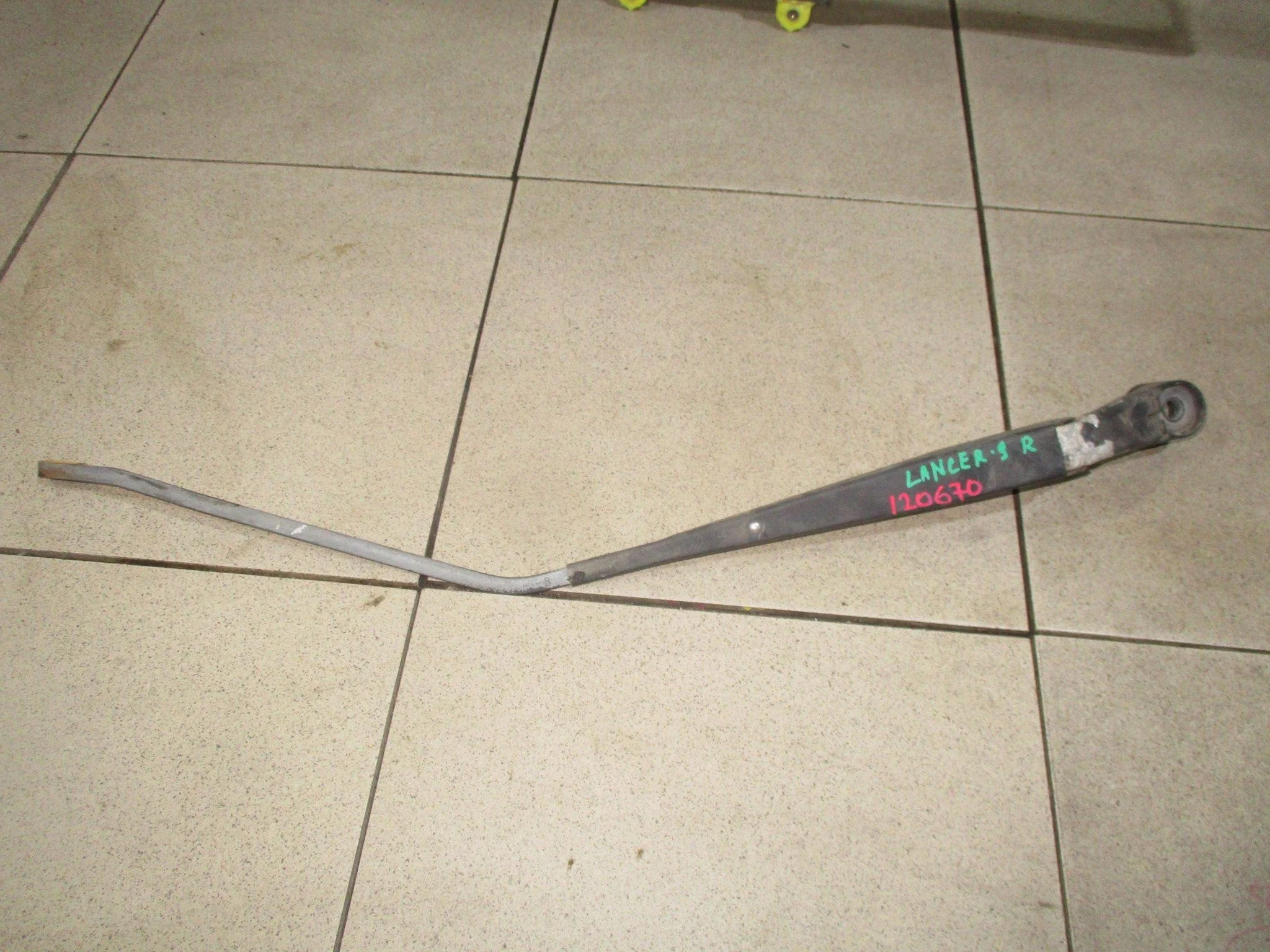 Поводок стеклоочистителя передний правый Mitsubishi Lancer 9 (CS) 2003-2006