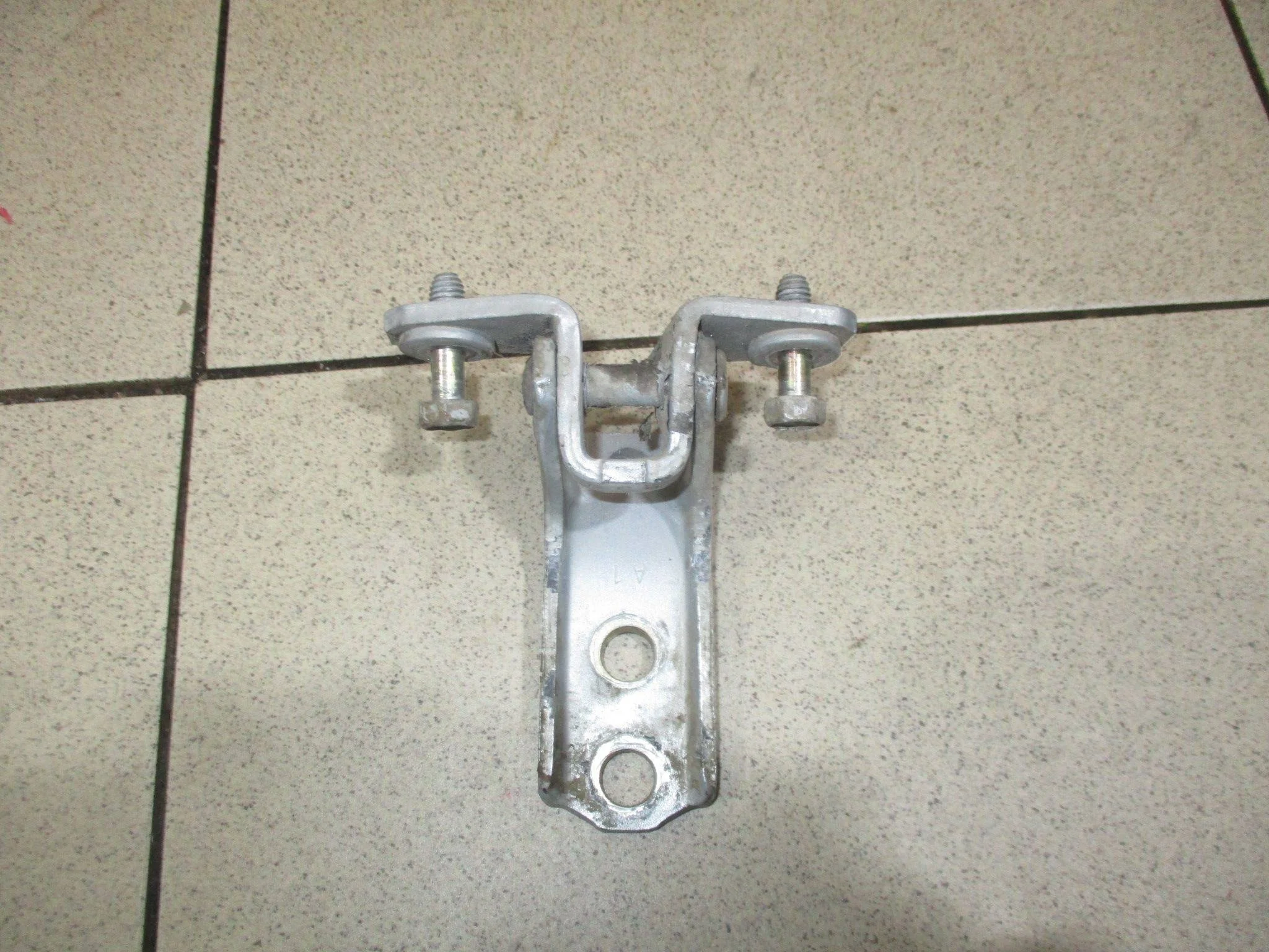 петля двери Mitsubishi Lancer 9 (CS) 2003-2006