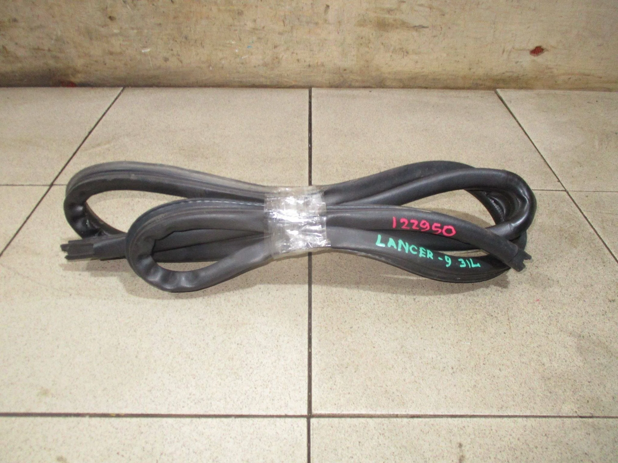Уплотнитель двери Mitsubishi Lancer 9 (CS) 2003-2006