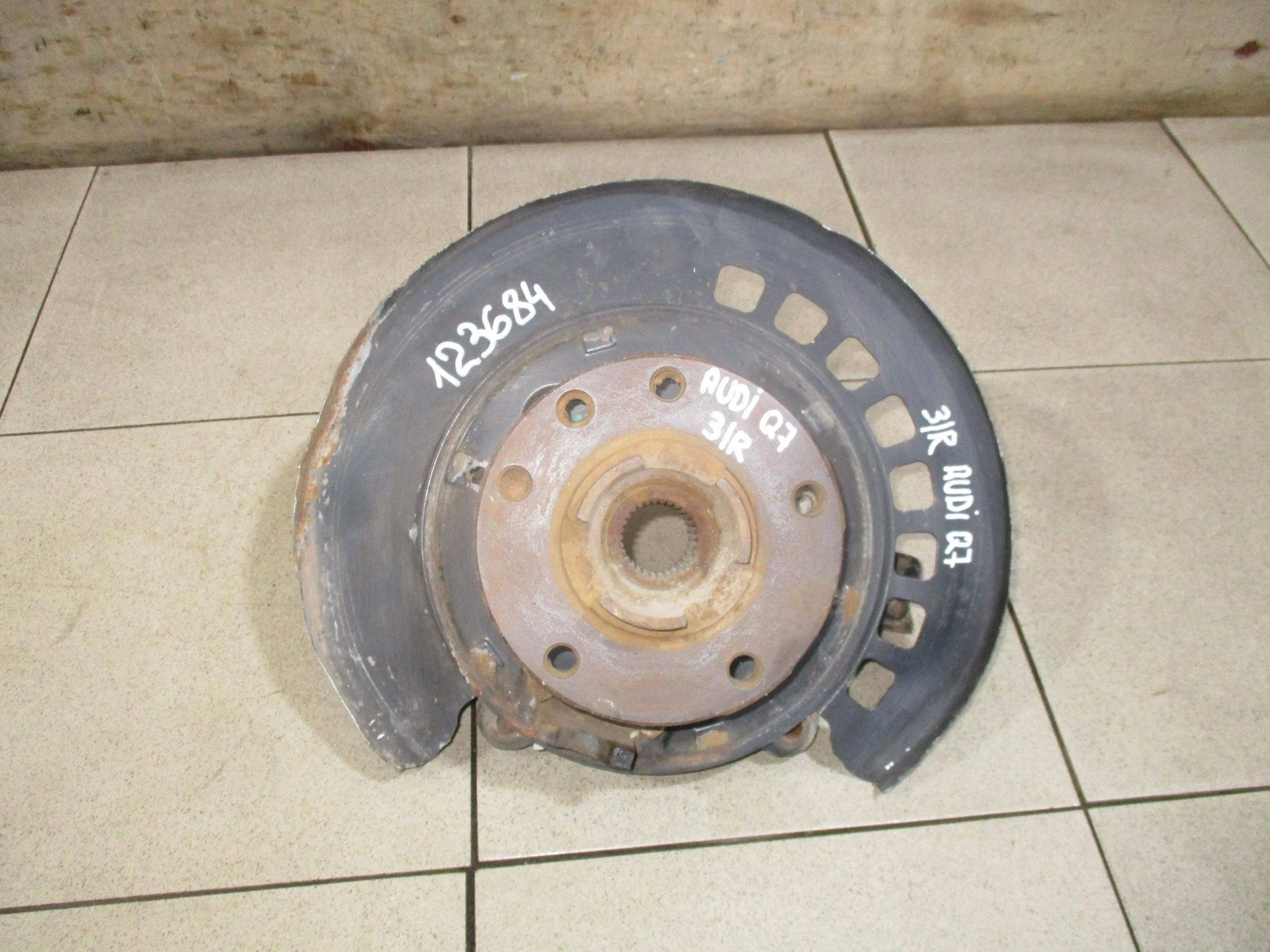 кулак поворотный Audi Q7 (4L) 2005-2015