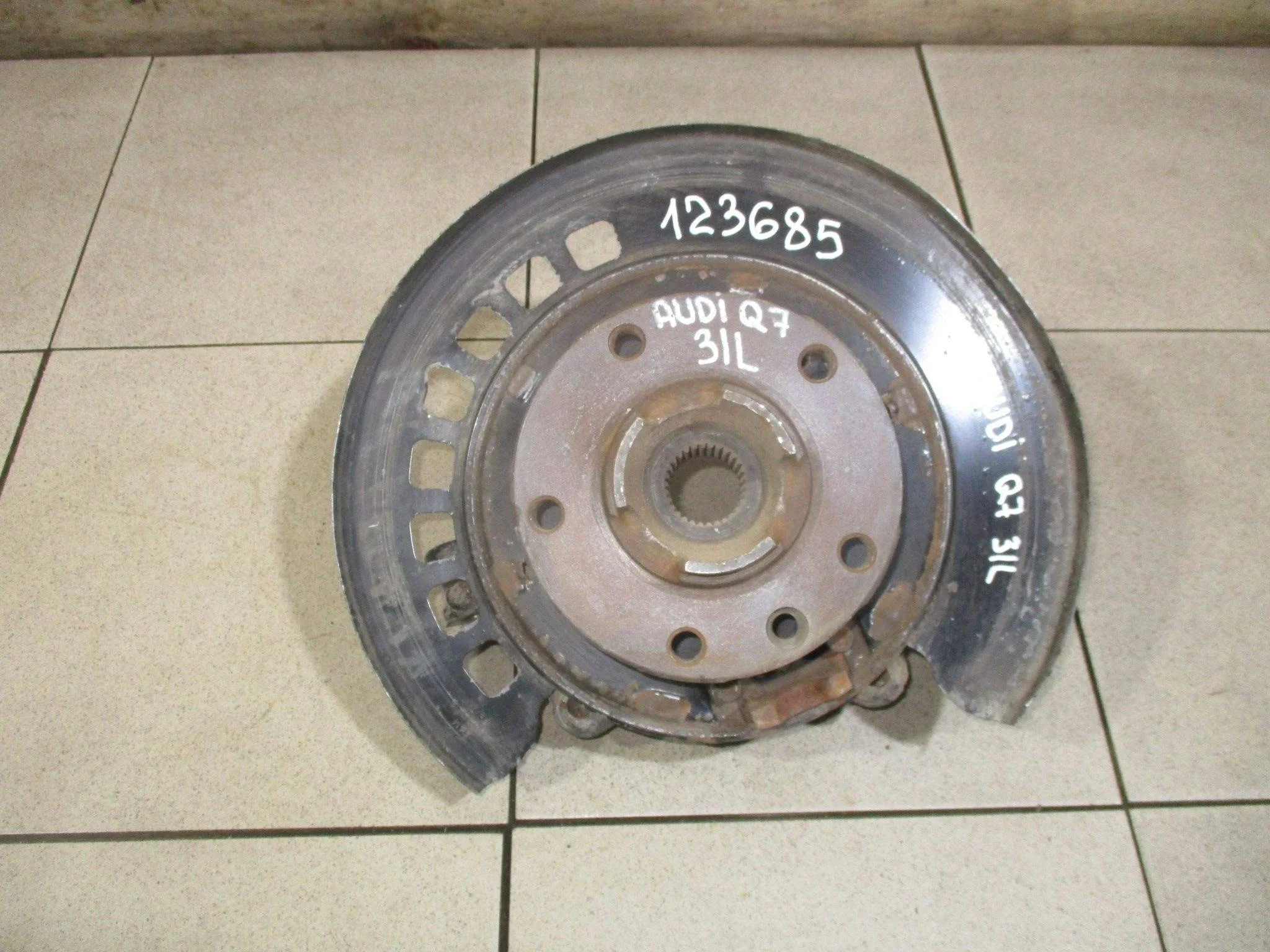кулак поворотный Audi Q7 (4L) 2005-2015