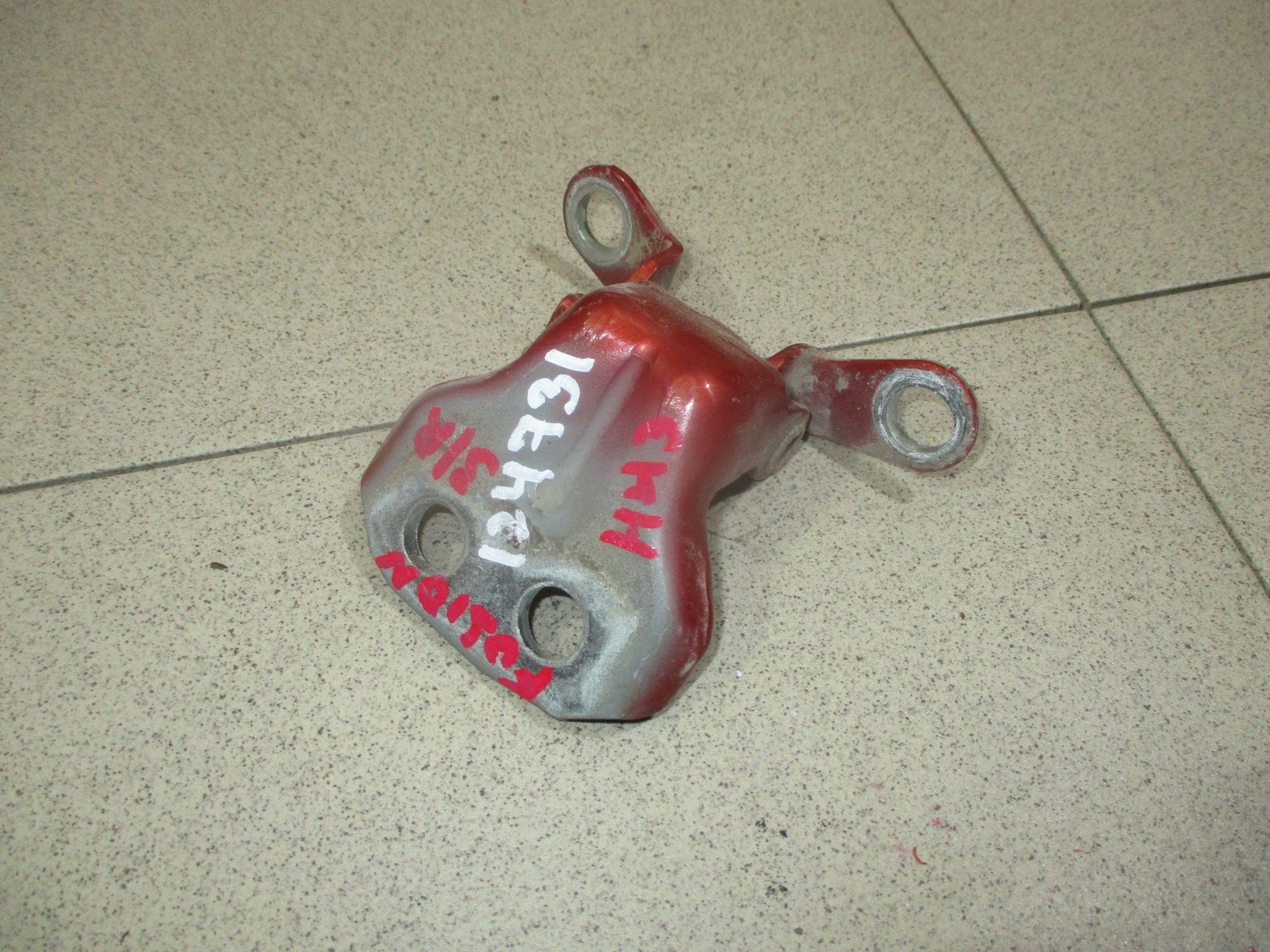 Петля двери задней правой нижняя Ford Fusion 2002-2012
