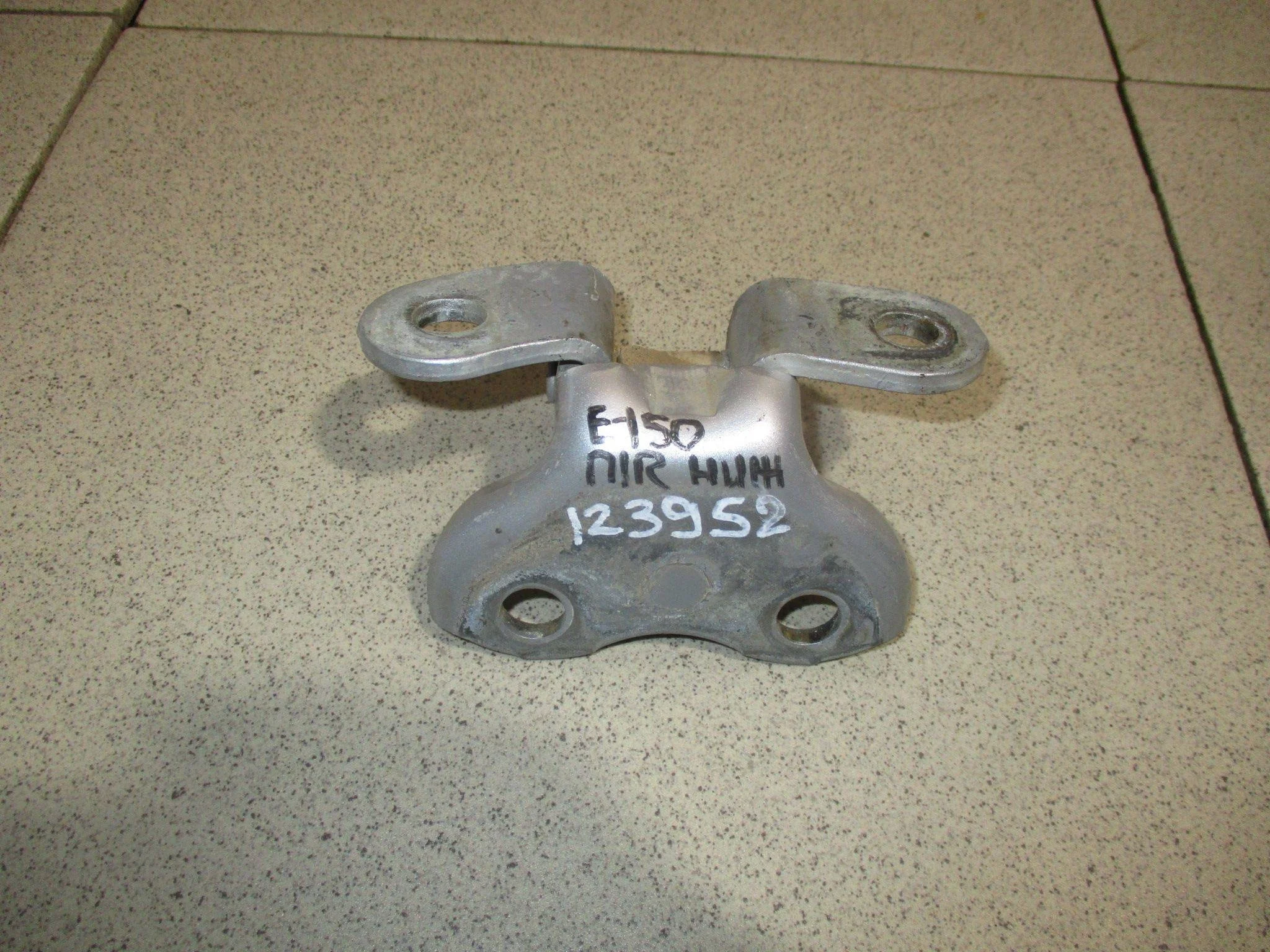 Петля двери передней правой нижняя Toyota Corolla (E150) 2006-2013