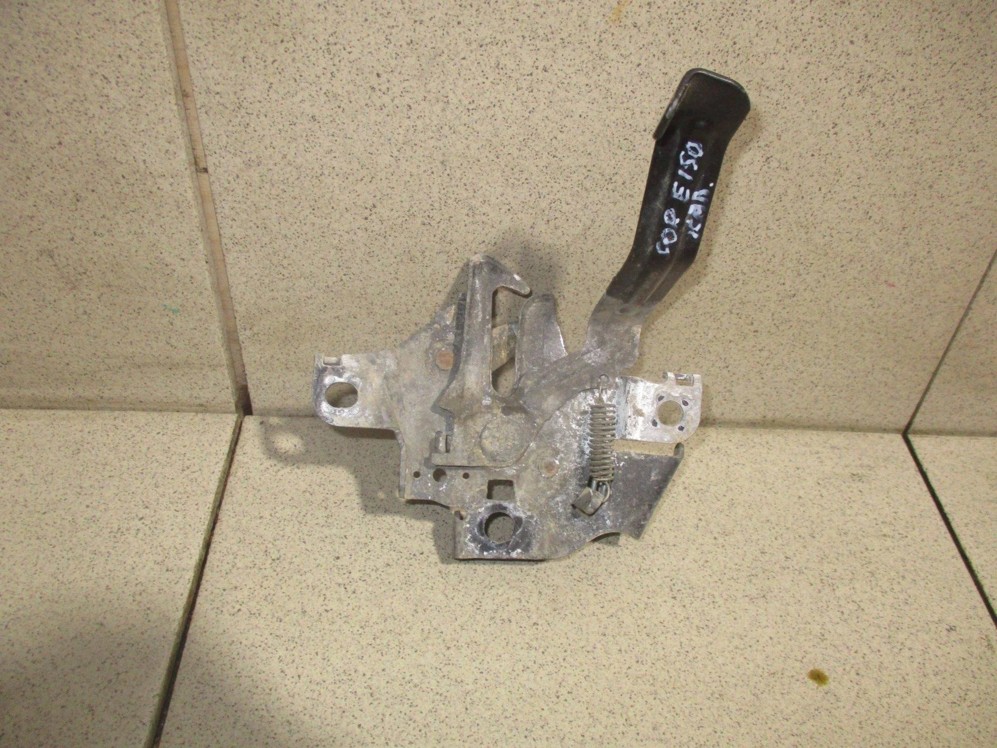 замок капота Toyota Corolla (E150) 2006-2013
