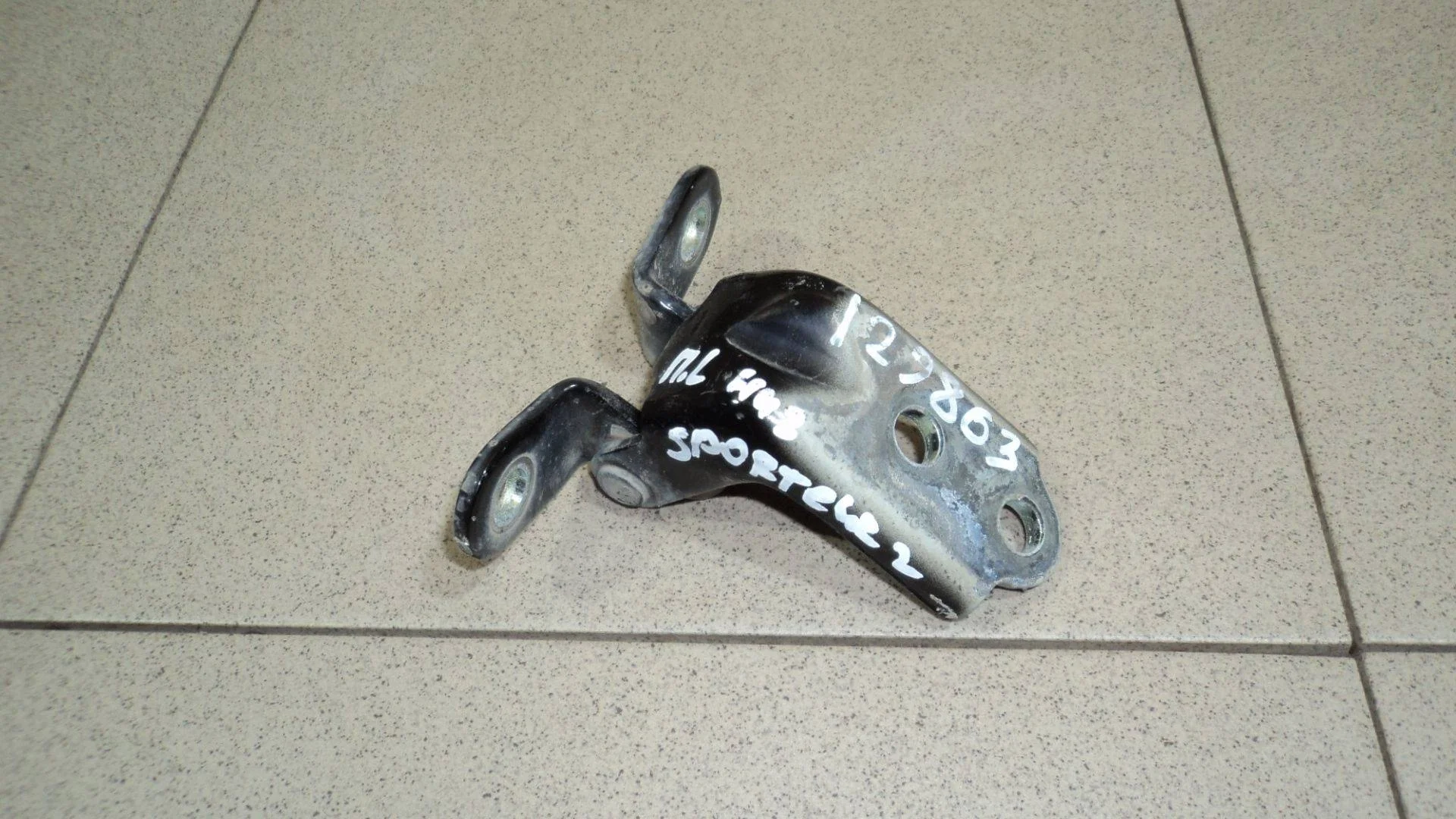 петля двери Kia Sportage II (KM) 2004-2010