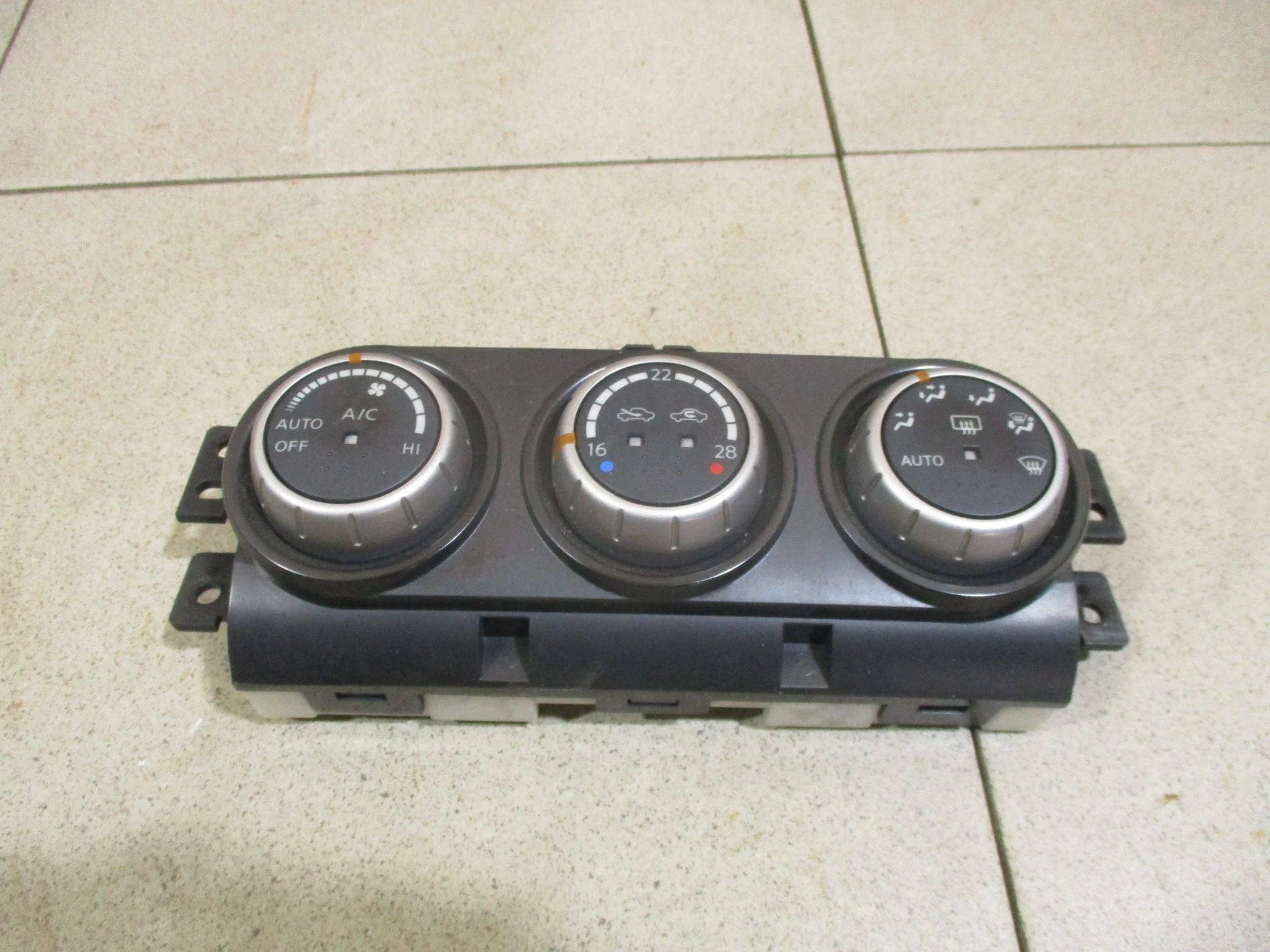 блок управления климатической установкой Nissan X-Trail (T31) 2007-2013