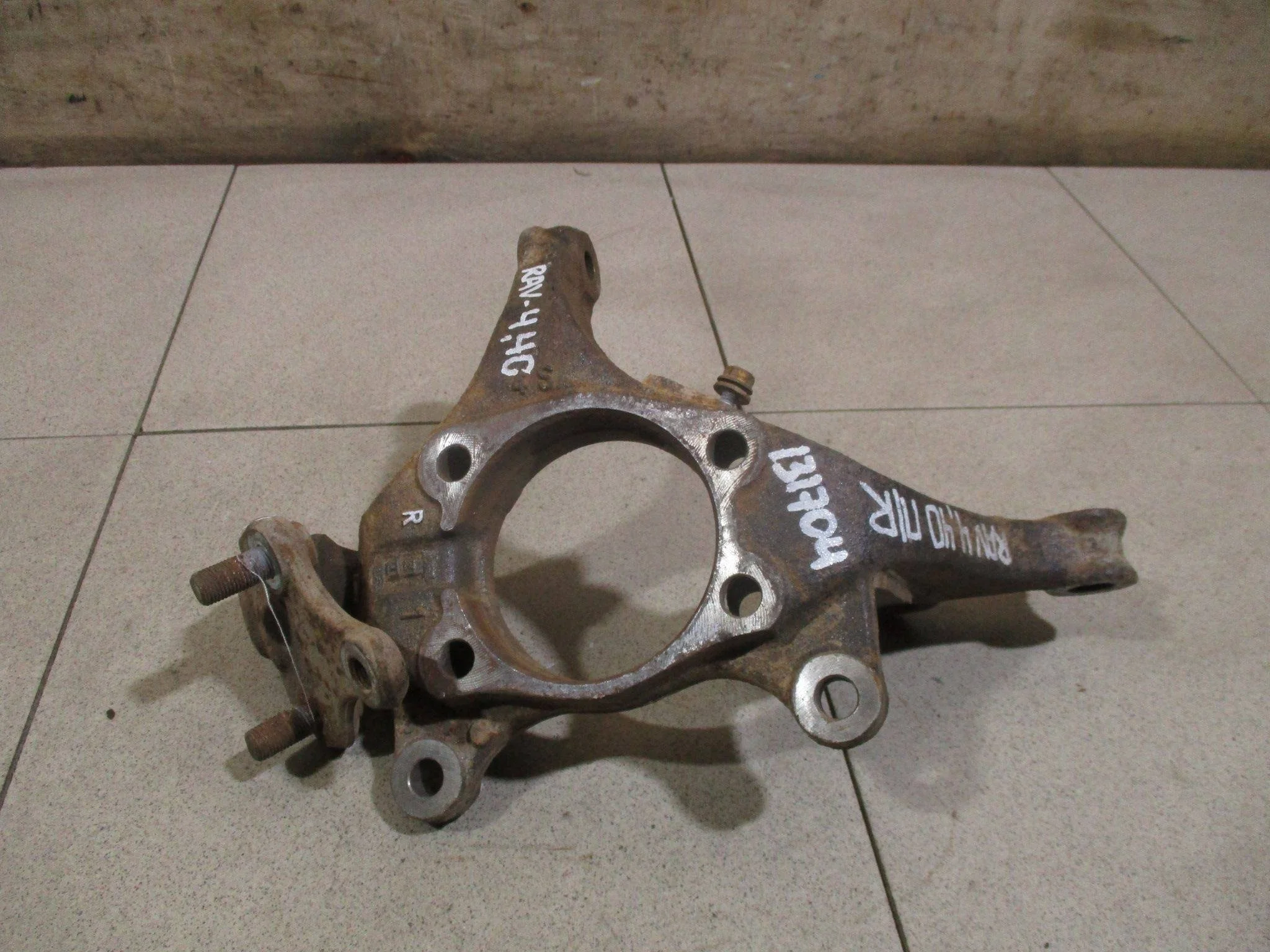 кулак поворотный Toyota RAV4 (XA40) 2013-2019