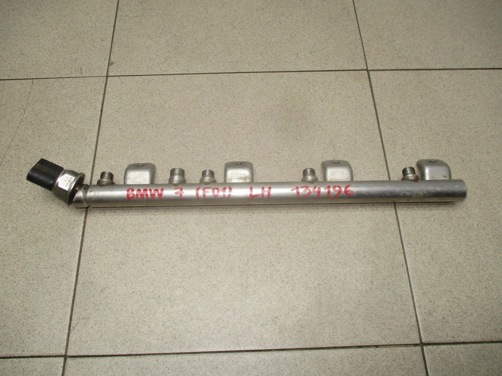рейка топливная (рампа) BMW 7-Series (F01/F02/F03/F04) 2008-2015