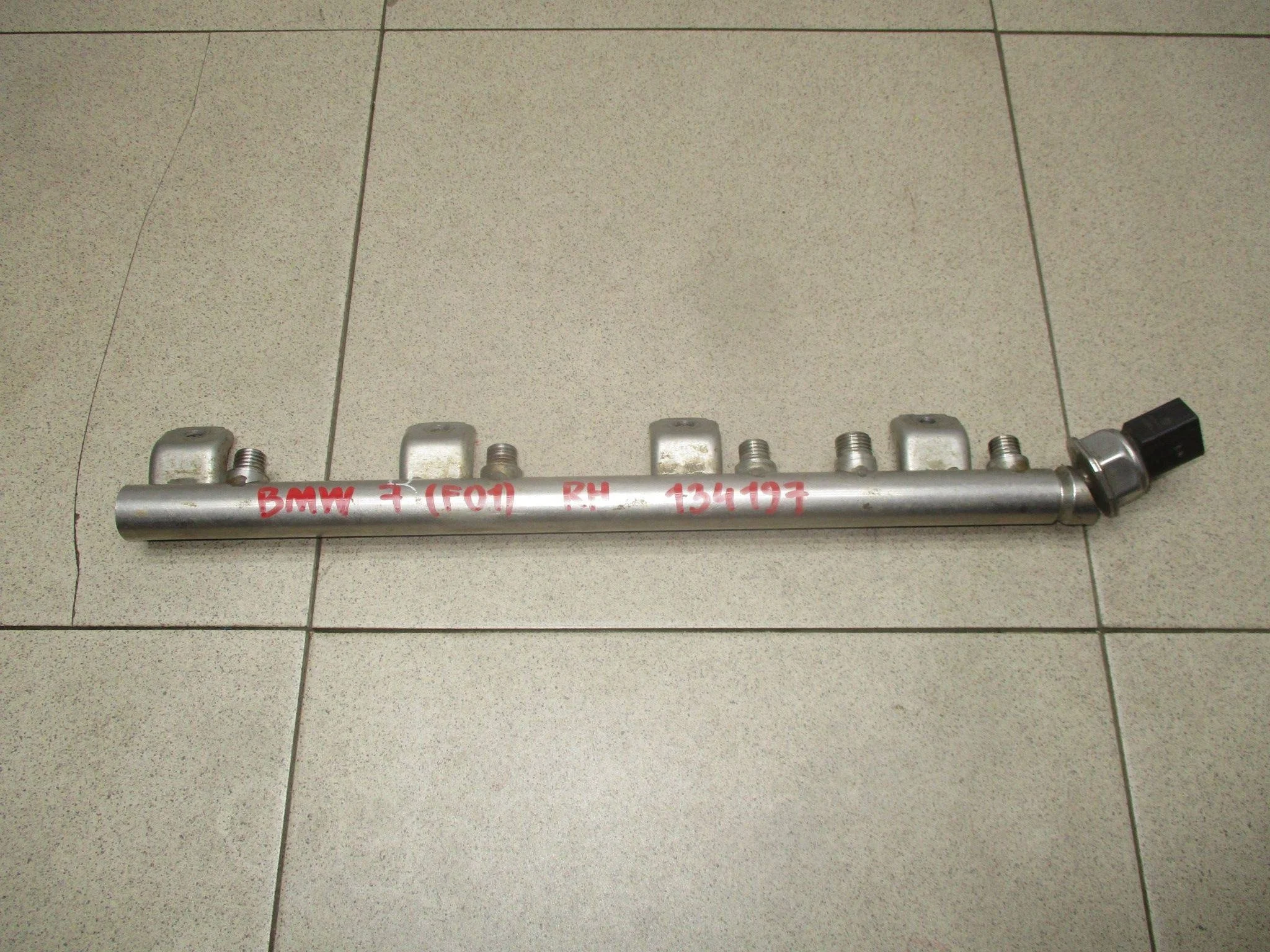 рейка топливная (рампа) BMW 7-Series (F01/F02/F03/F04) 2008-2015