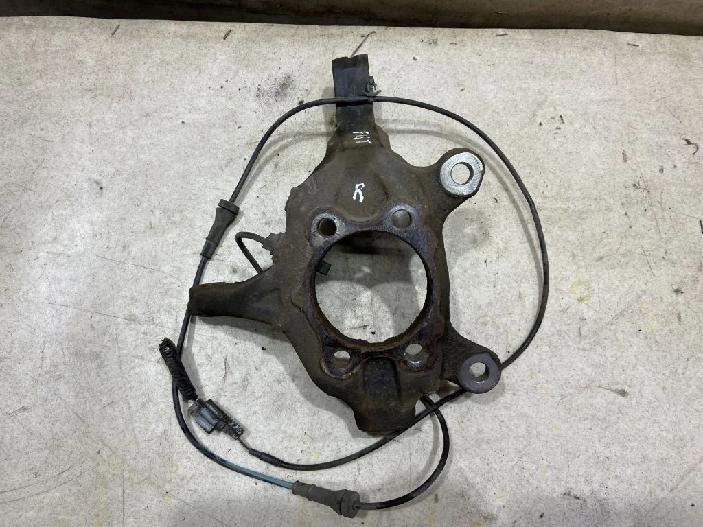 Кулак передний правый Nissan Juke F15