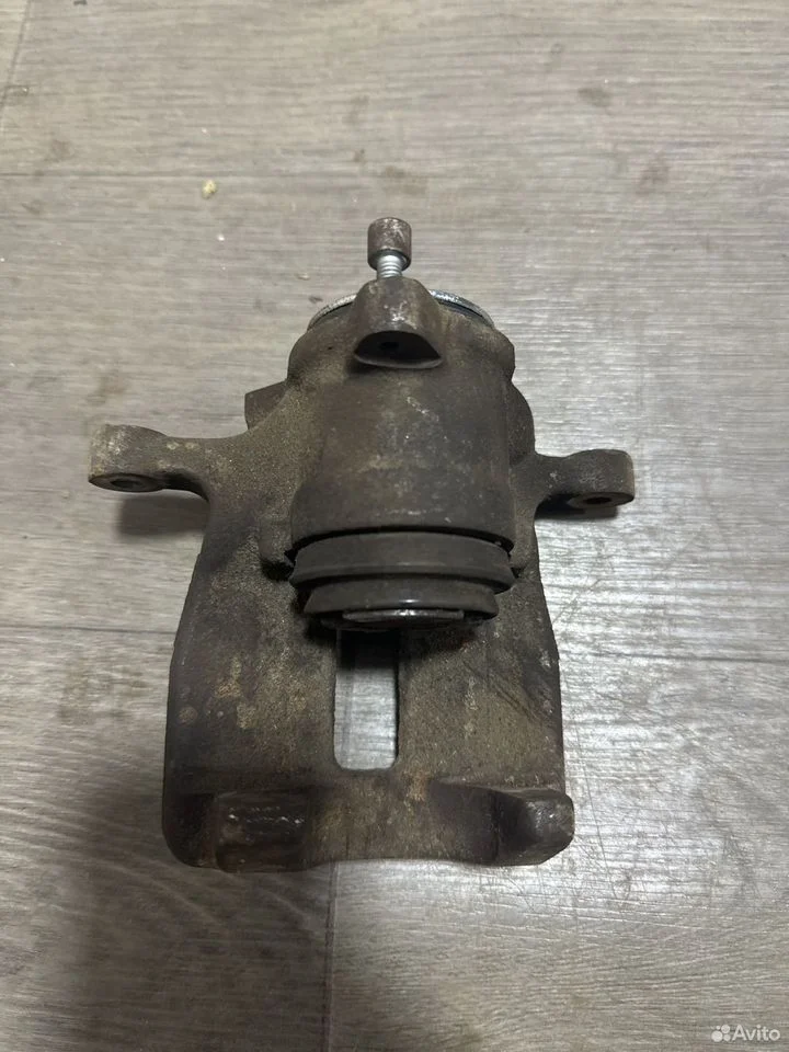 Суппорт тормозной задний левый без электромотора v