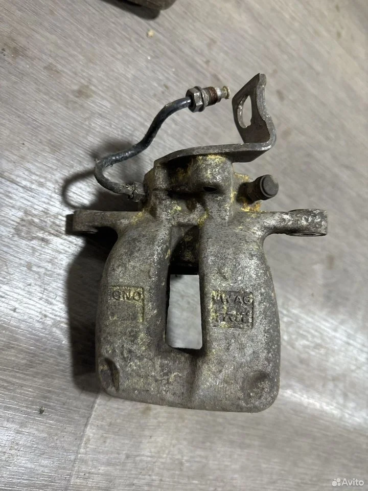 Суппорт тормозной задний левый без электромотора v