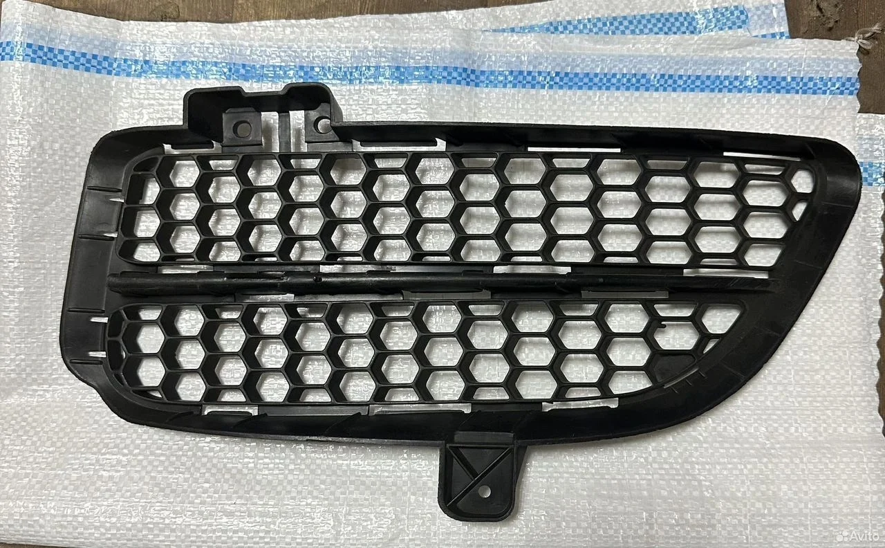 Решетка в бампер левая 7l6853665b vw touareg 7l va