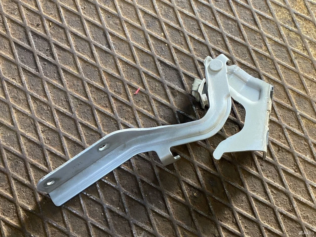 Петля капота правая nissan juke