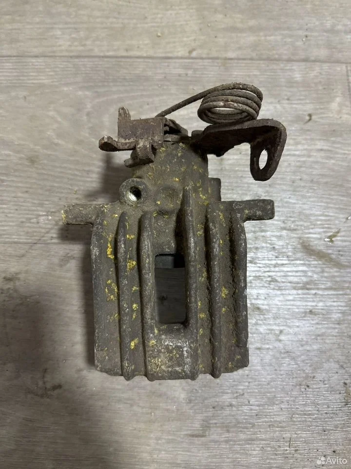 Суппорт тормозной задний левый vag