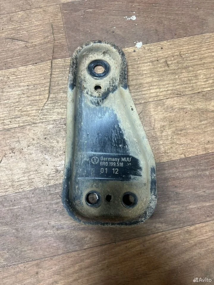 Кронштейн переднего подрамника правый vag