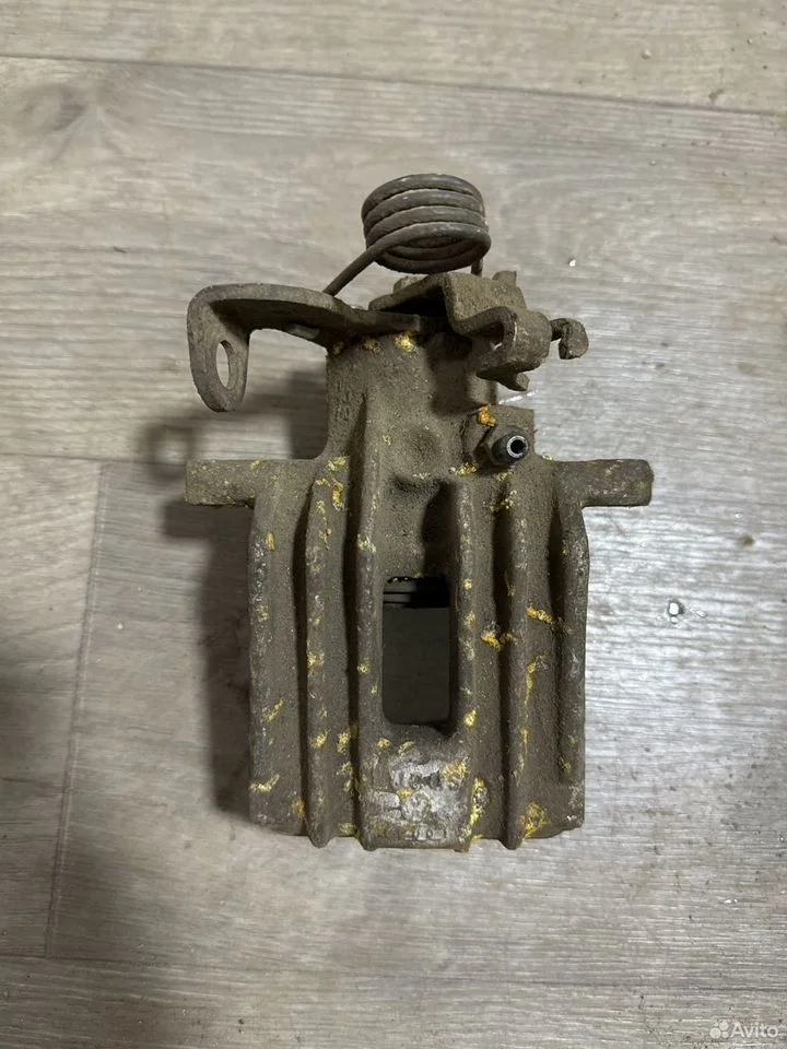 Суппорт тормозной задний правый vag