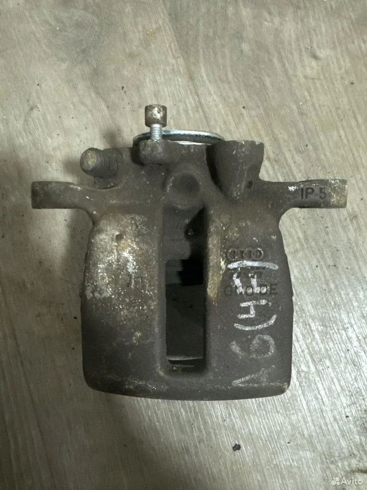 Суппорт тормозной задний левый без электромотора v