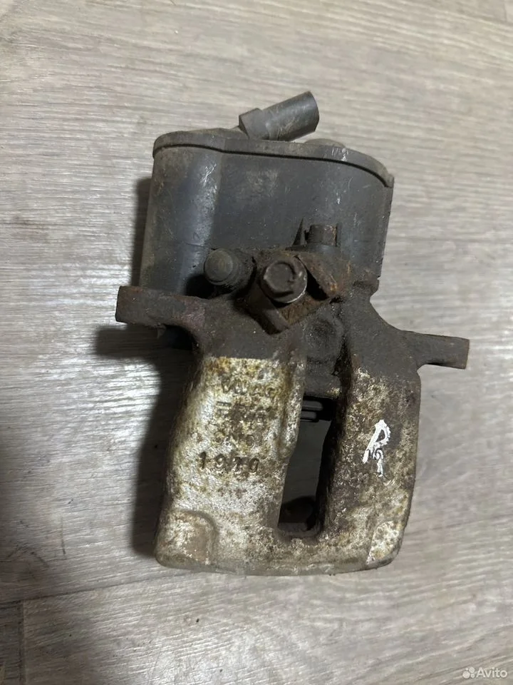 Суппорт тормозной задний правый с электромотором v