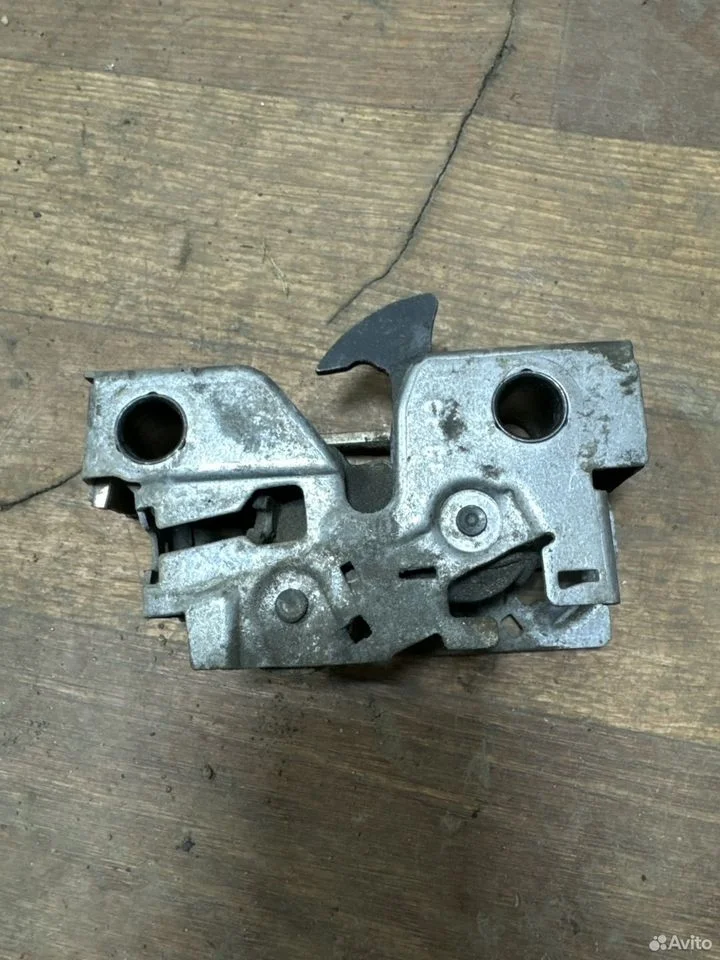 Замок капота нижняя часть vag