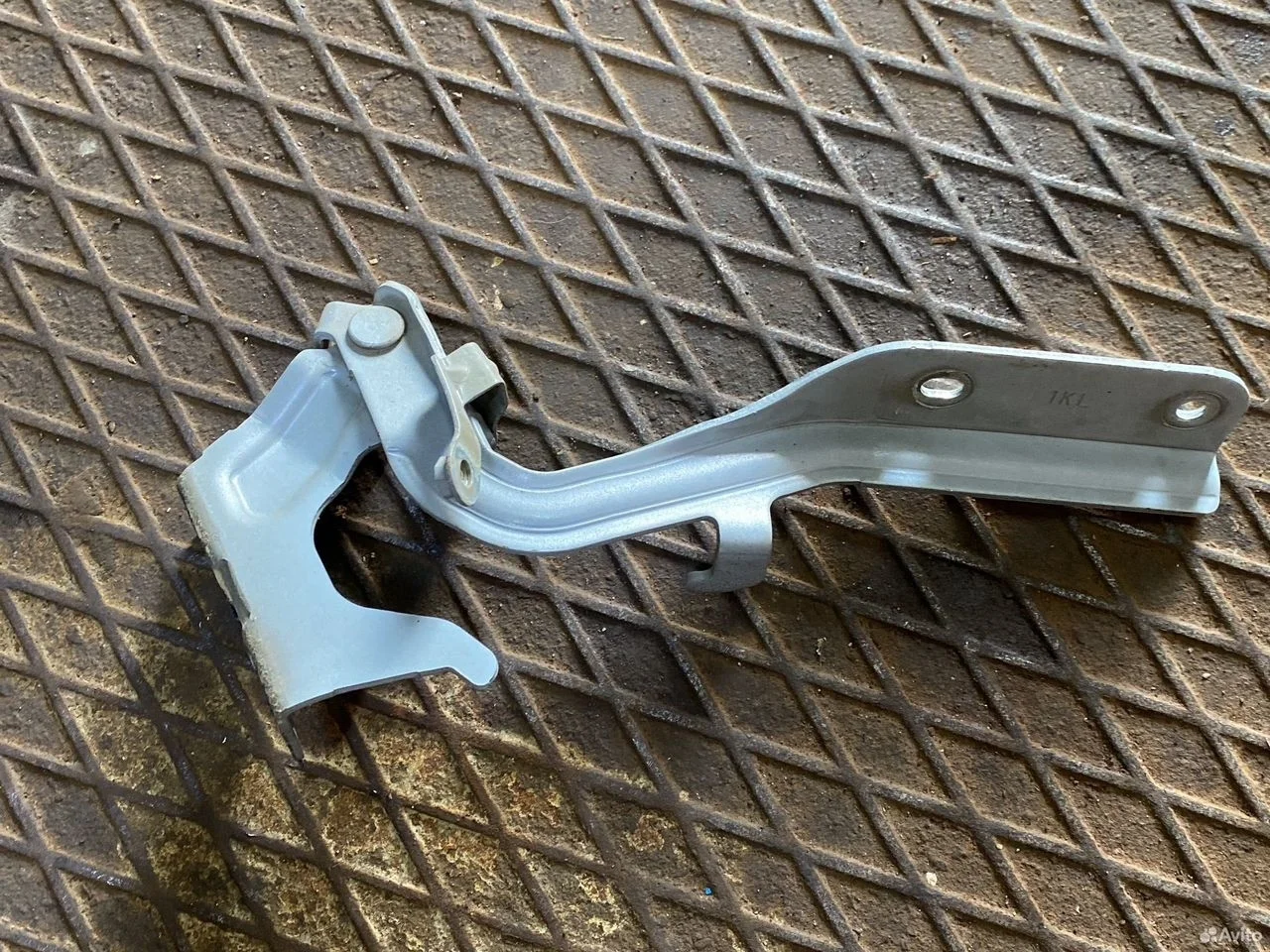 Петля капота левая nissan juke